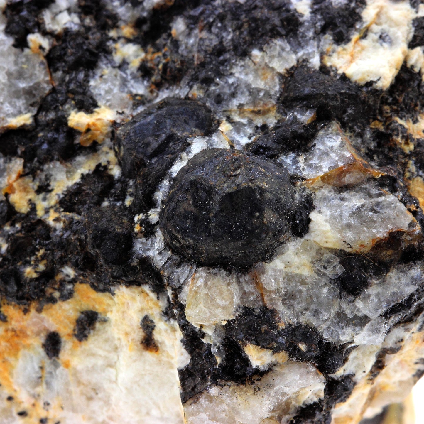 Grenat. 1487.0 carats. Marcognac, Saint-Yrieix-la-Perche, France