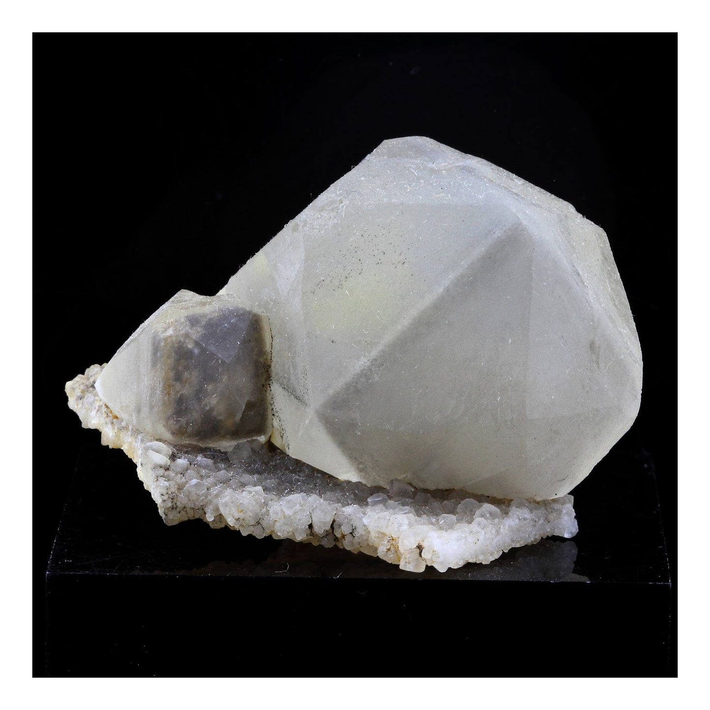 Calcite. 244.0 carats. Lodève, Hérault, Occitanie, France