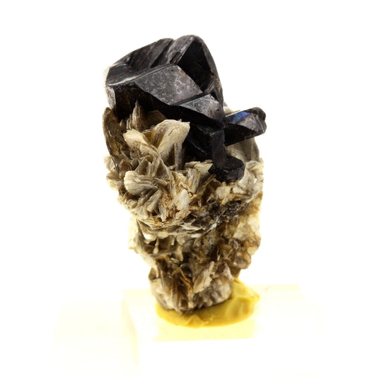 Cassiterite, Muscovite. 87.5 carats. Pingwu beryl mine, Mianyang, Sichuan, Chine