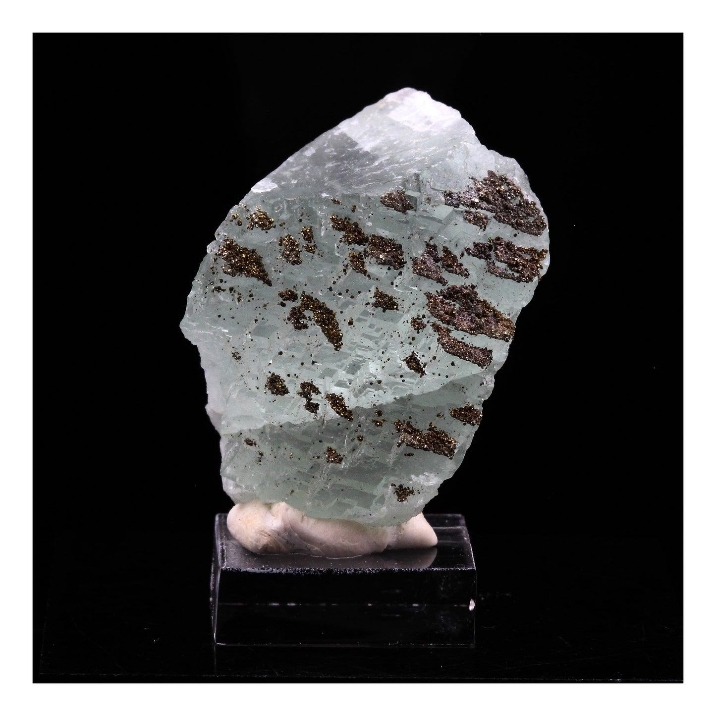 Fluorite + Pyrite. 161.0 carats. Aouli, Midelt Province, Drâa-Tafilalet, Maroc