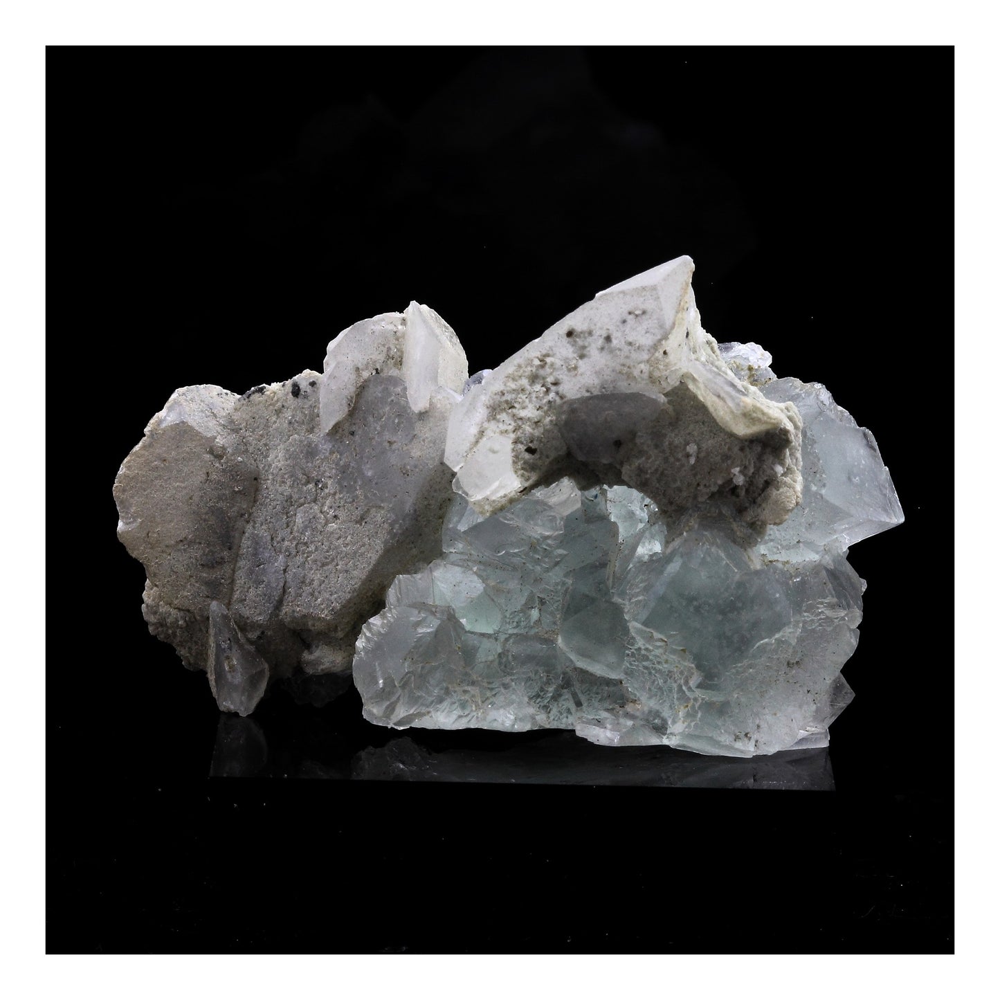 Fluorite + Calcite. 185.0 carats. Aouli, Midelt Province, Drâa-Tafilalet, Maroc