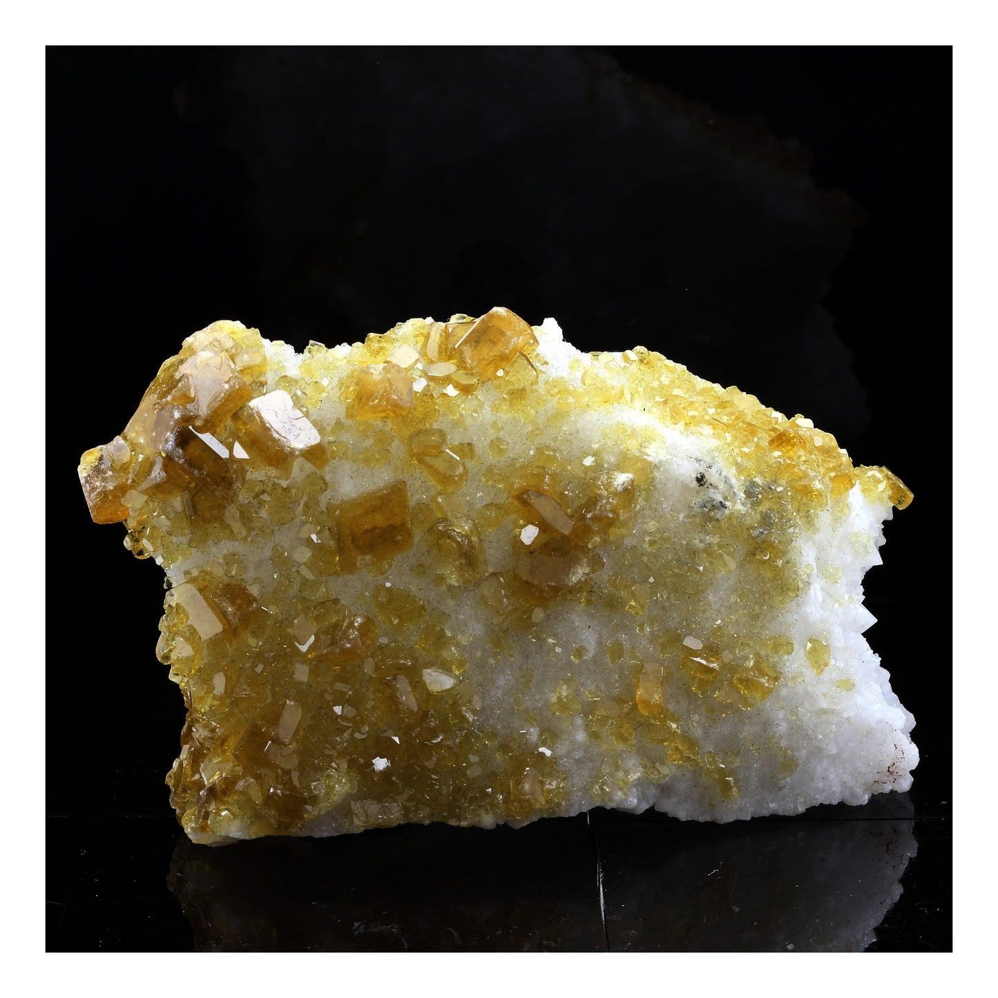 Baryte. 1356.0 carats. Xiefang Mine, Ganzhou, Chine