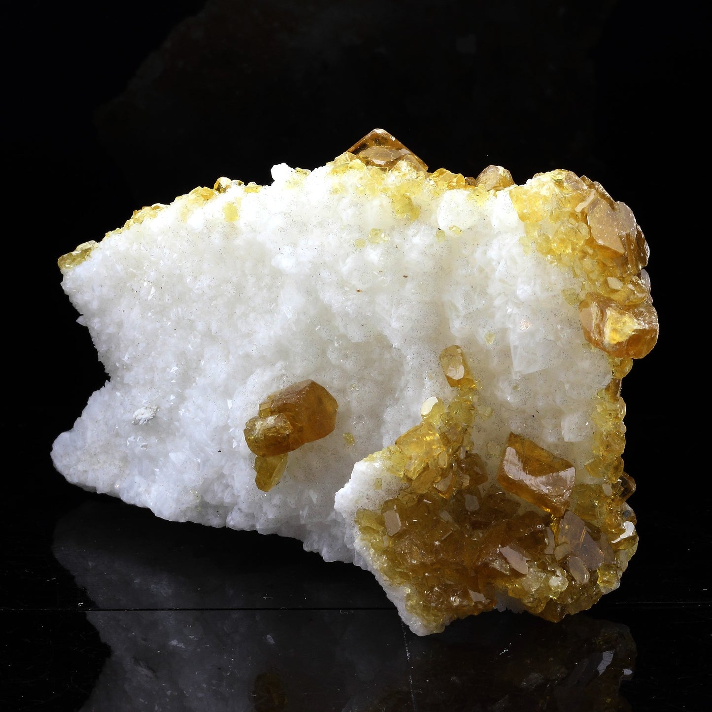 Baryte. 1356.0 carats. Xiefang Mine, Ganzhou, Chine