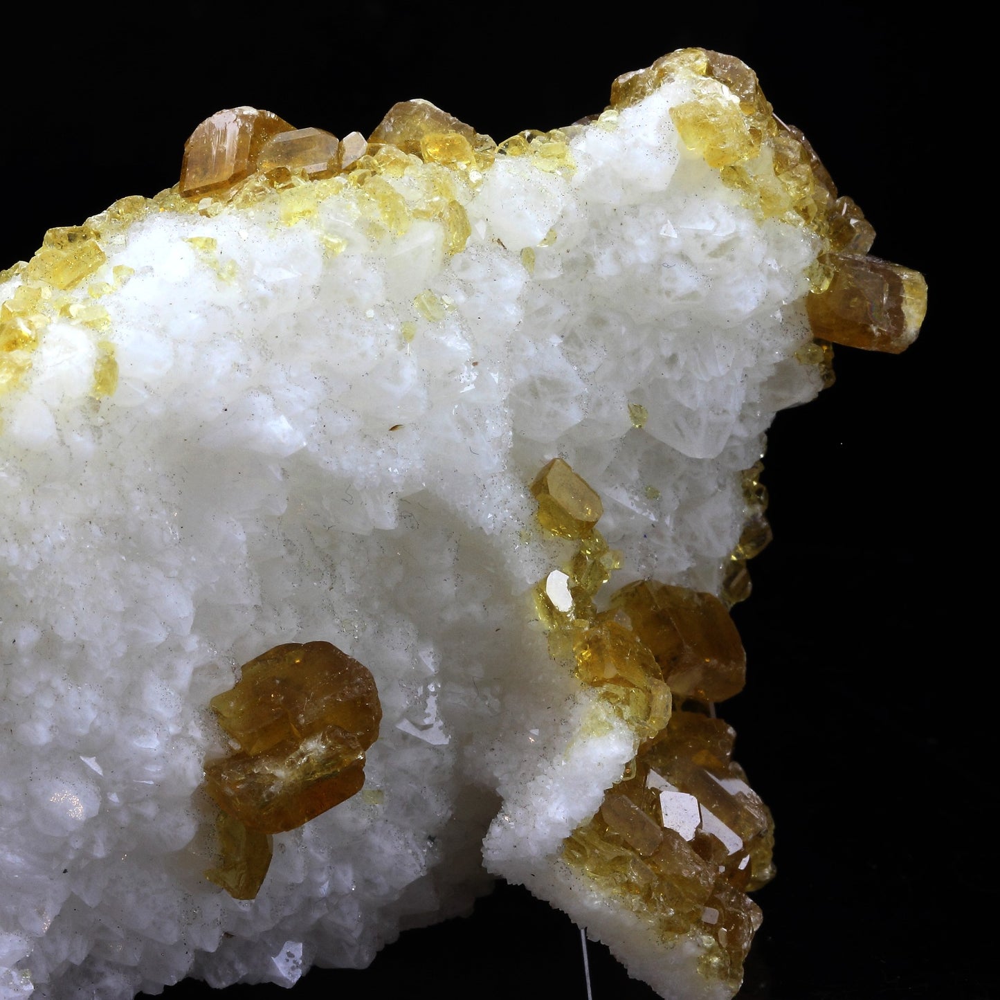 Baryte. 1356.0 carats. Xiefang Mine, Ganzhou, Chine