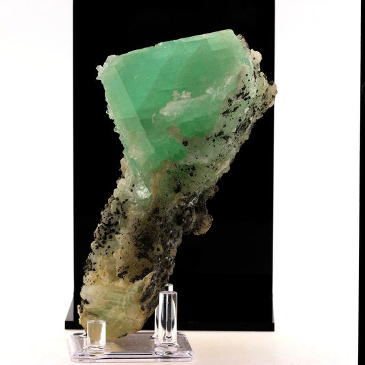 Fluorite + Quartz + Pyrite. 3707.5 carats. Chine