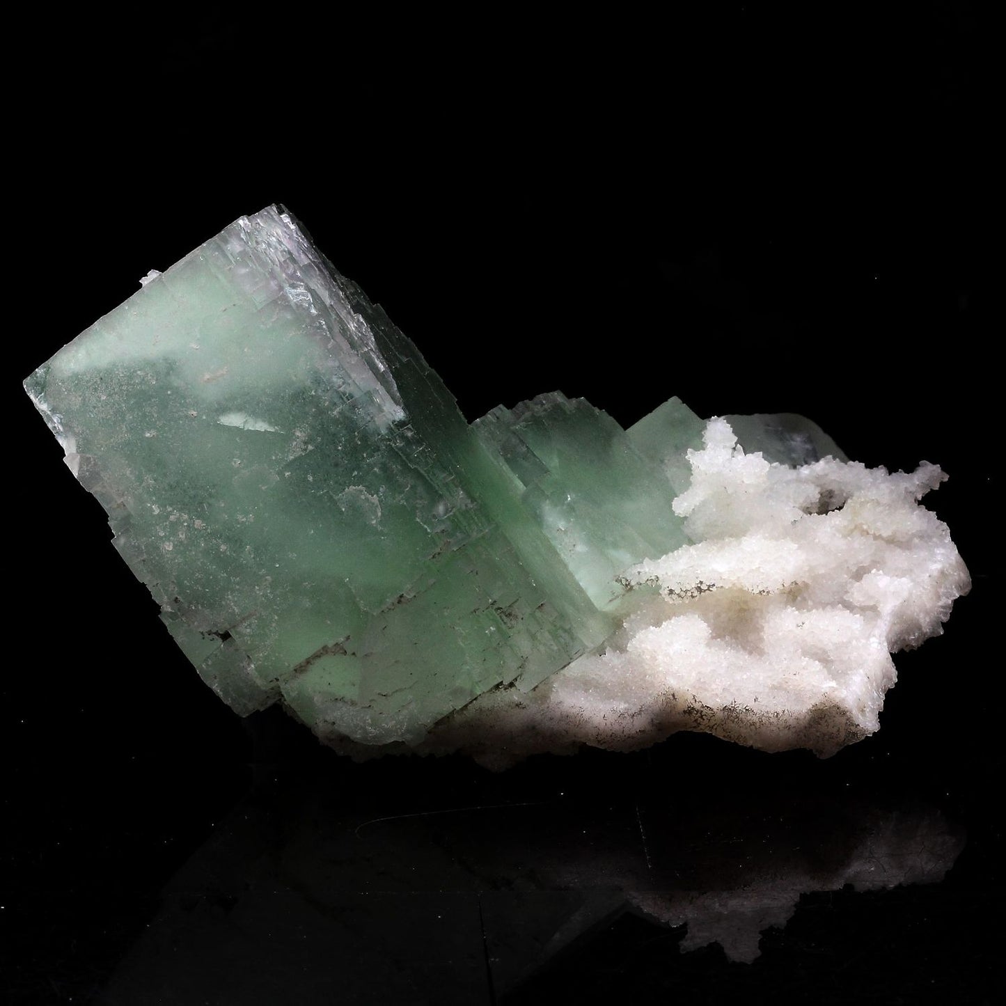 Fluorite + Quartz. 2449.0 carats. De'an, Jiangxi, Chine