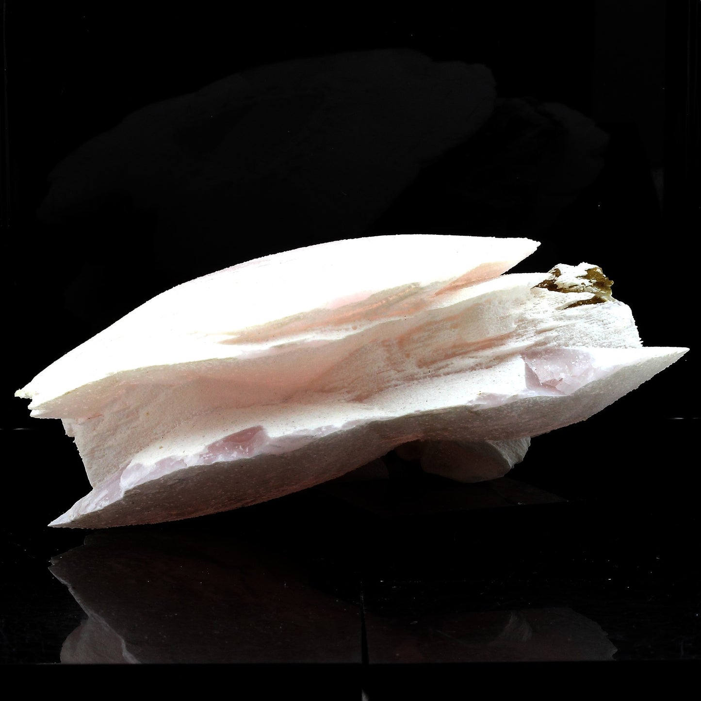 Mangano Calcite. 3136.0 carats. Inner Mongolia, Chine