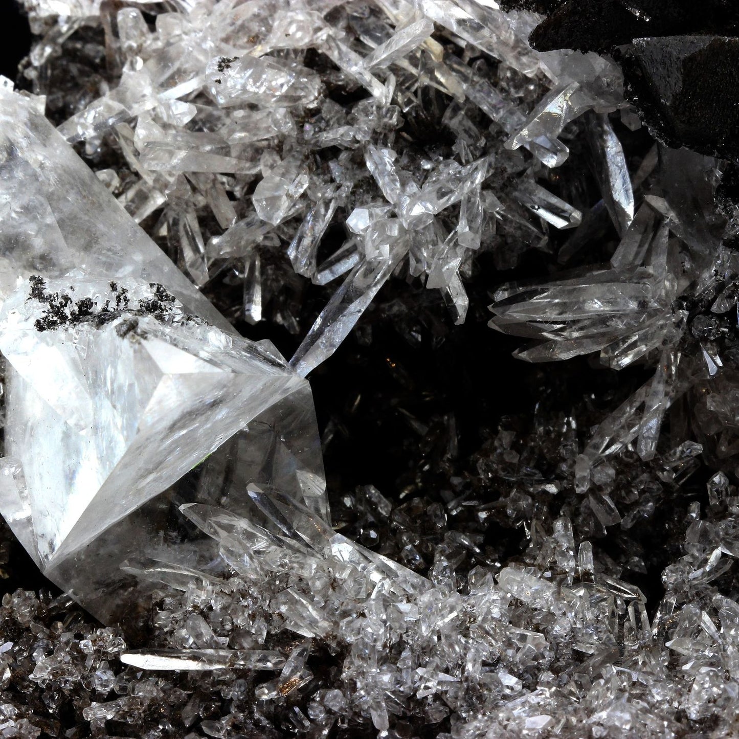 Calcite. 3175.0 carats. Leiping Mine, Hunan Province, Chine