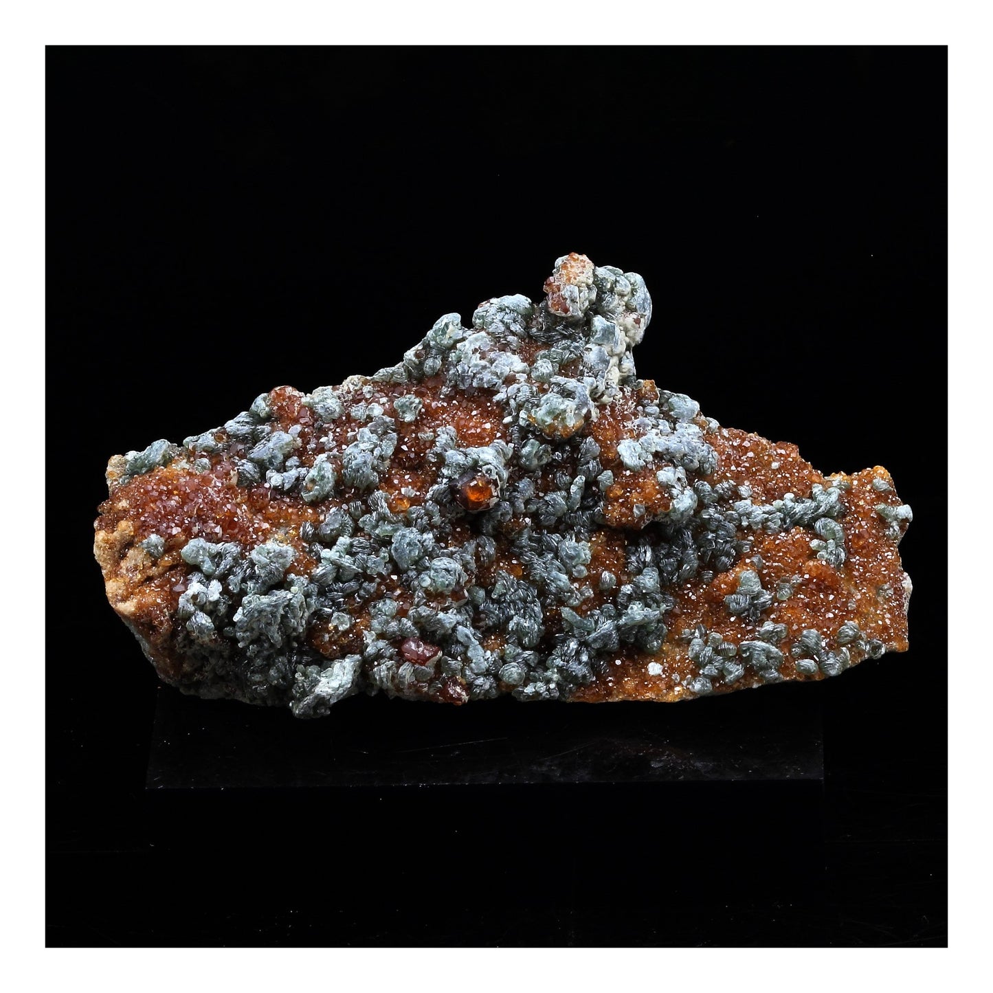 Grenat Hessonite. 174.0 carats. Val de Suza, Piedmont, Italie