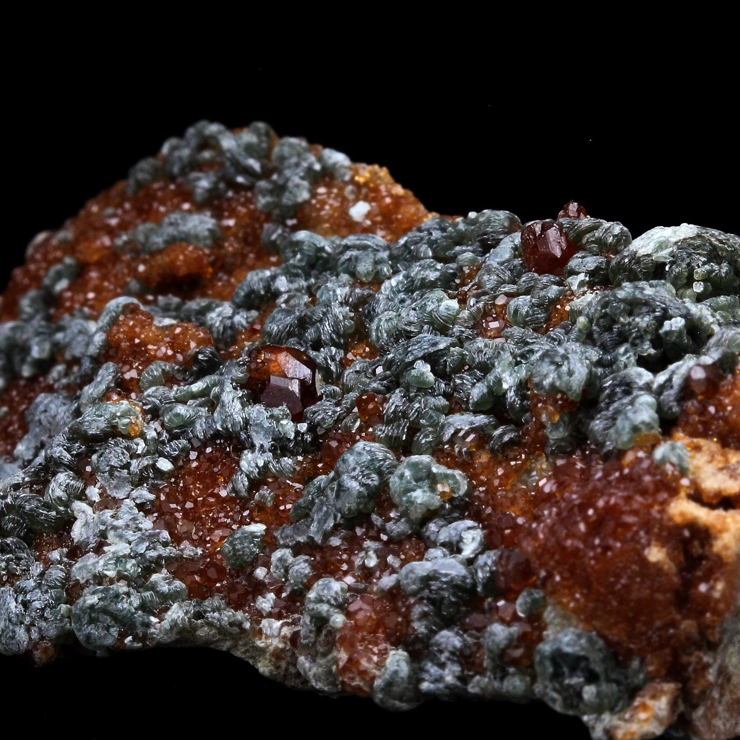 Grenat Hessonite. 174.0 carats. Val de Suza, Piedmont, Italie