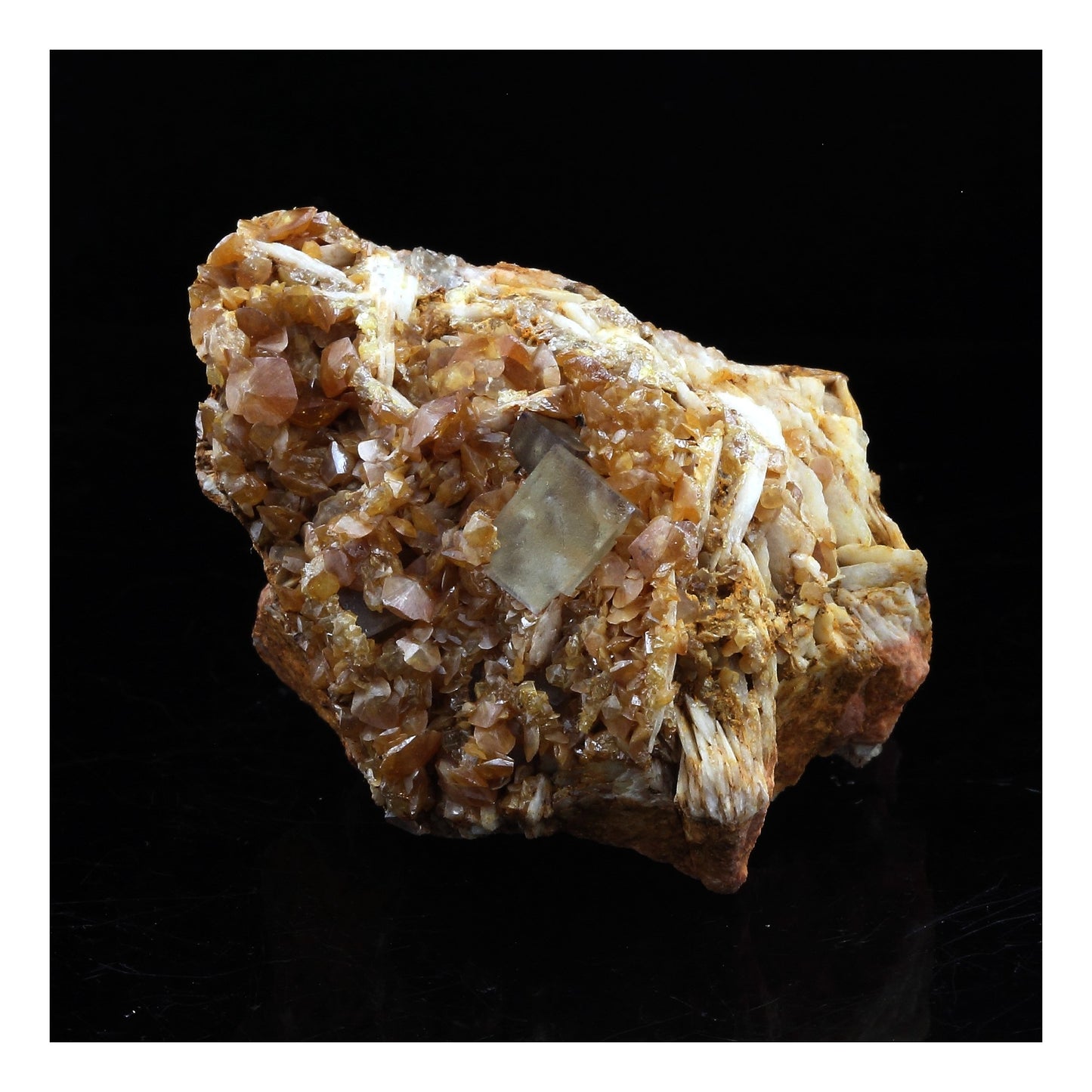 Wulfenite + Fluorite. 189.5 carats. Lantignié, France