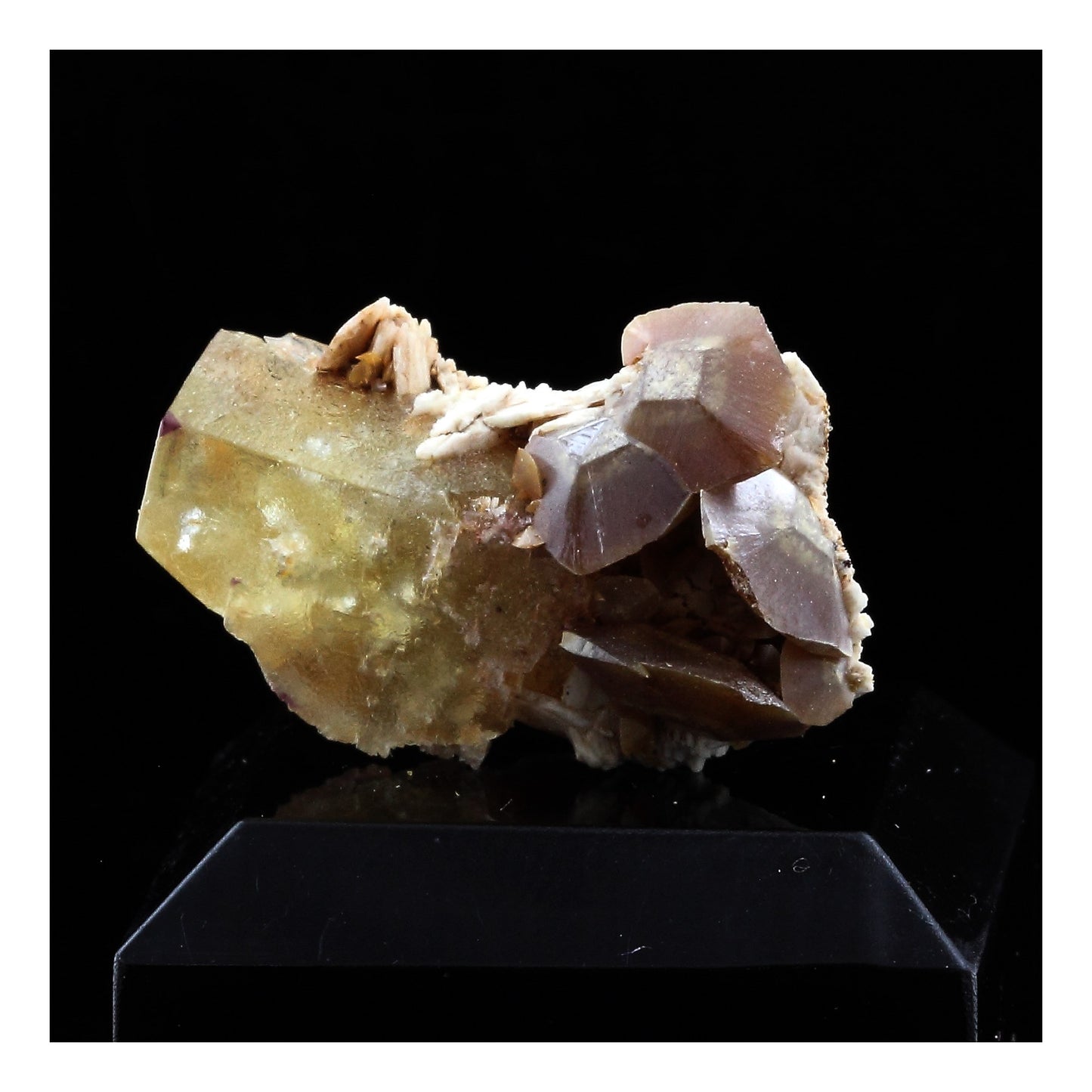 Wulfenite + Fluorite. 31.5 carats. Lantignié, France
