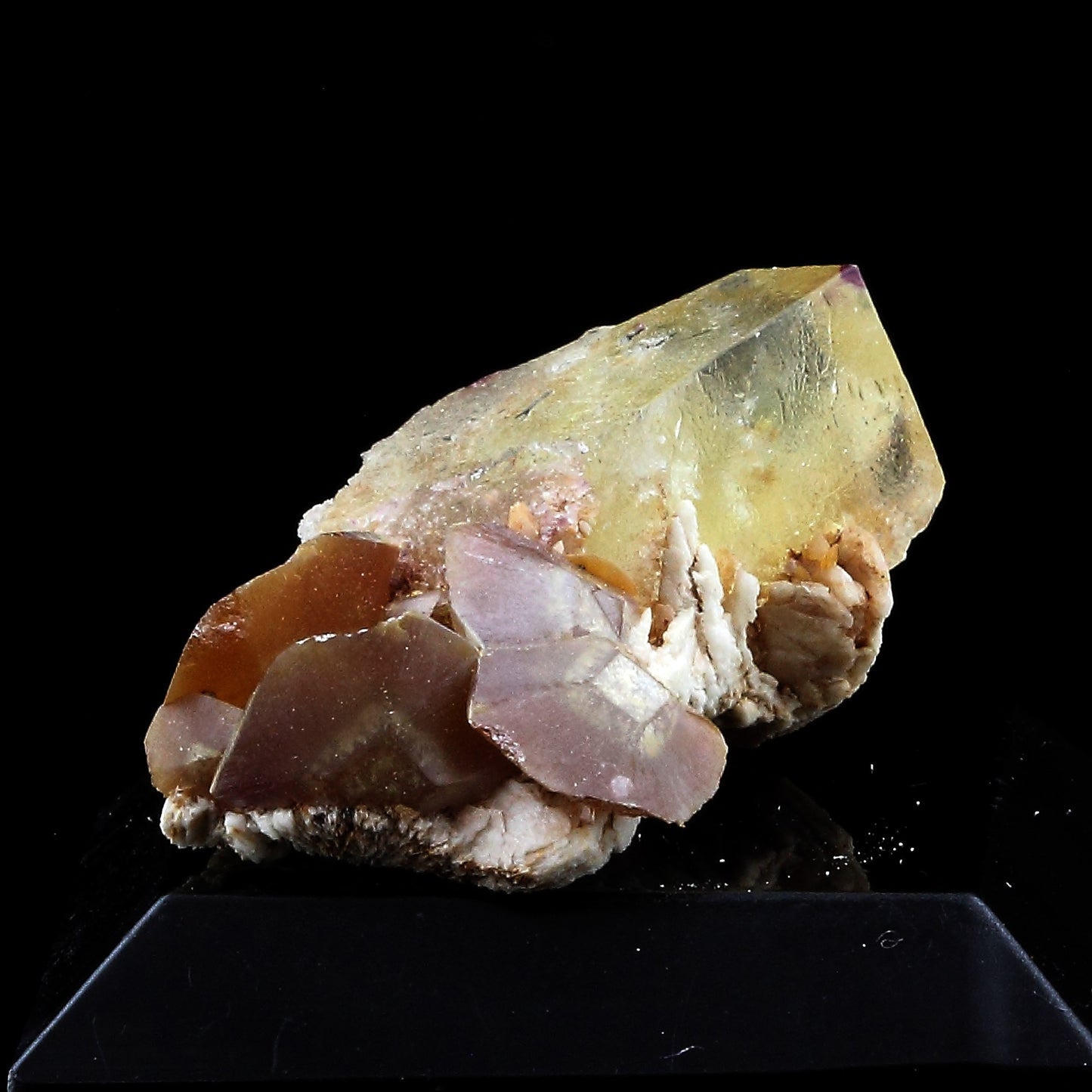 Wulfenite + Fluorite. 31.5 carats. Lantignié, France