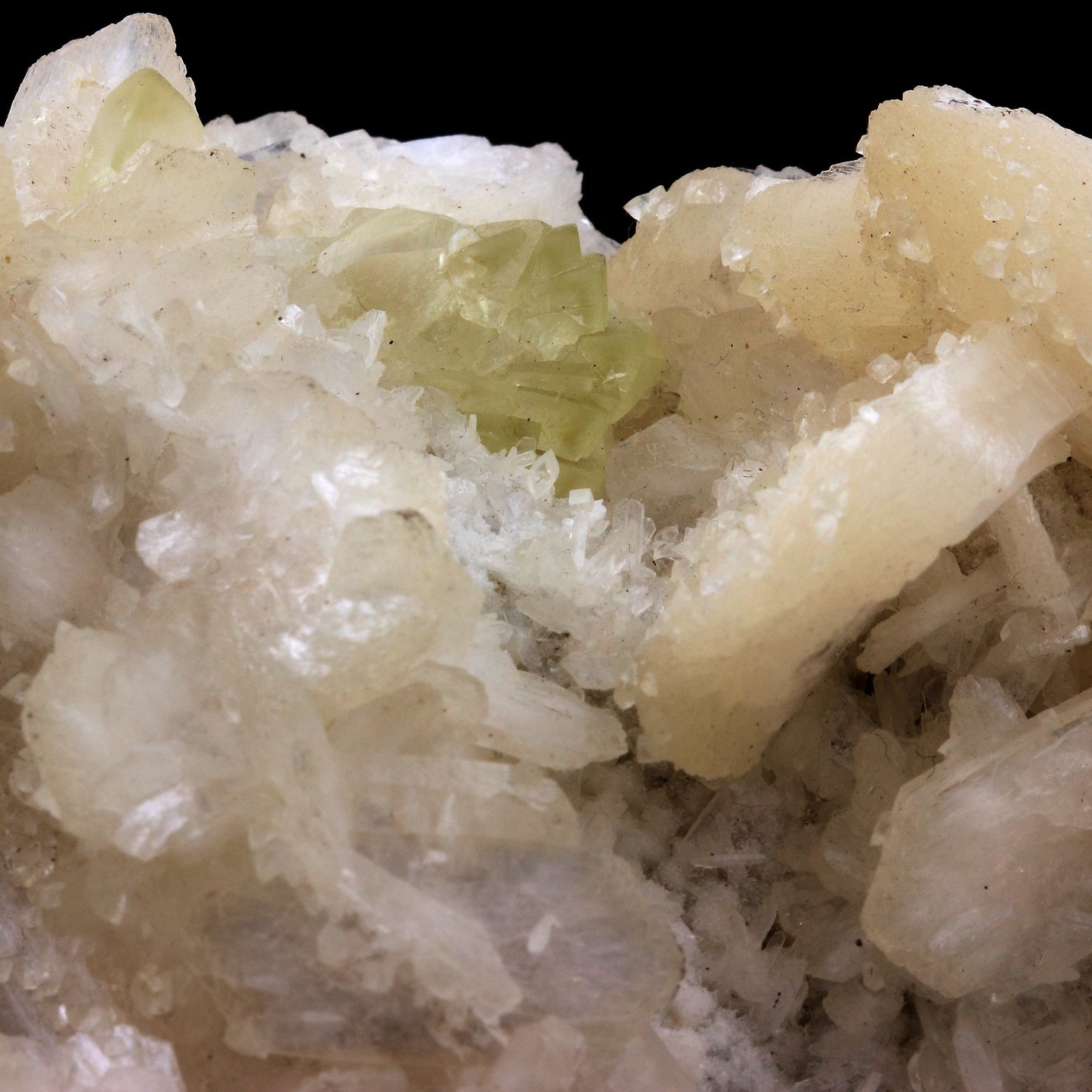Stilbite + Calcite. 4860.0 carats. Jalgaon, Maharashtra, Inde