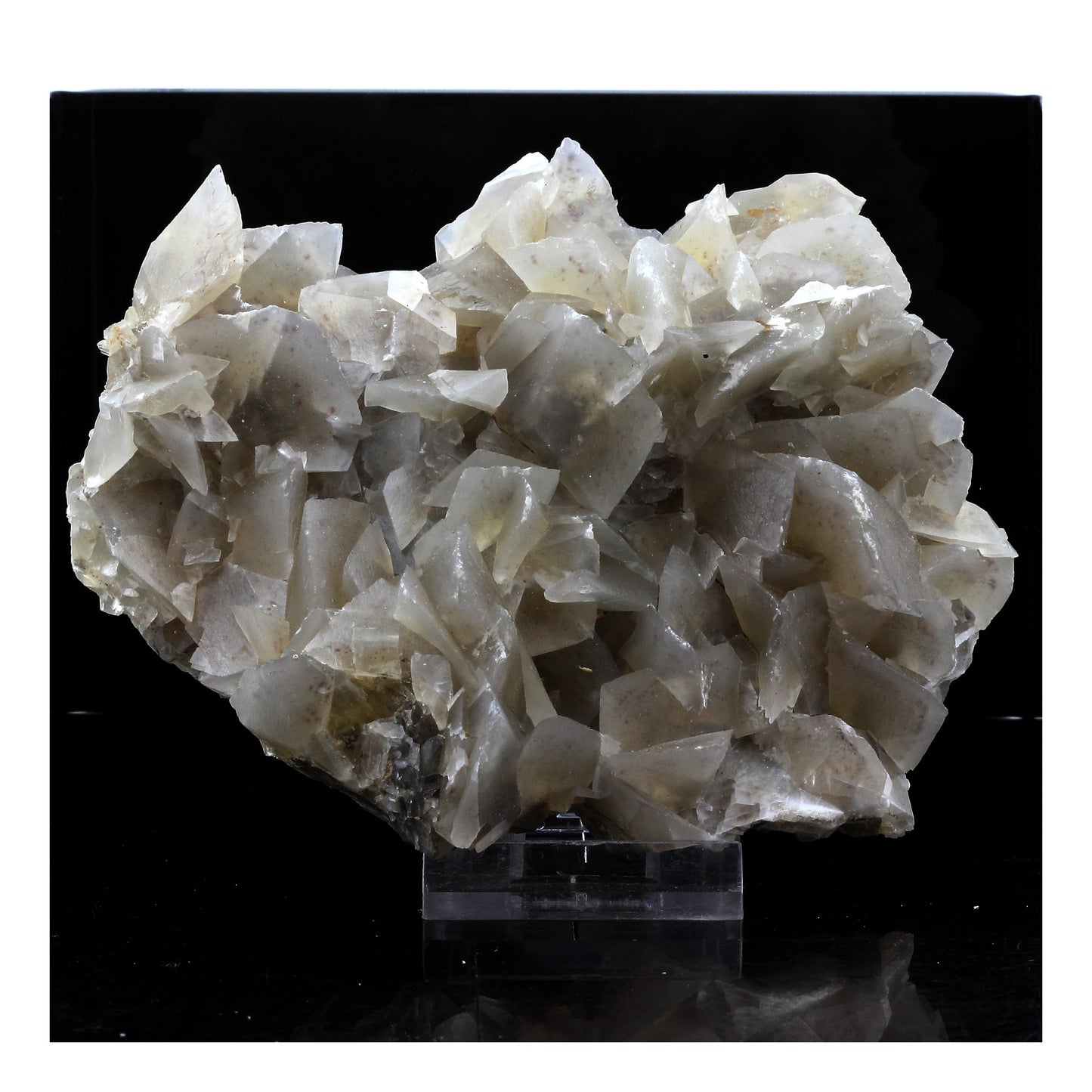 Calcite. 2673.0 carats. Lamalou-les-Bains, Hérault, France