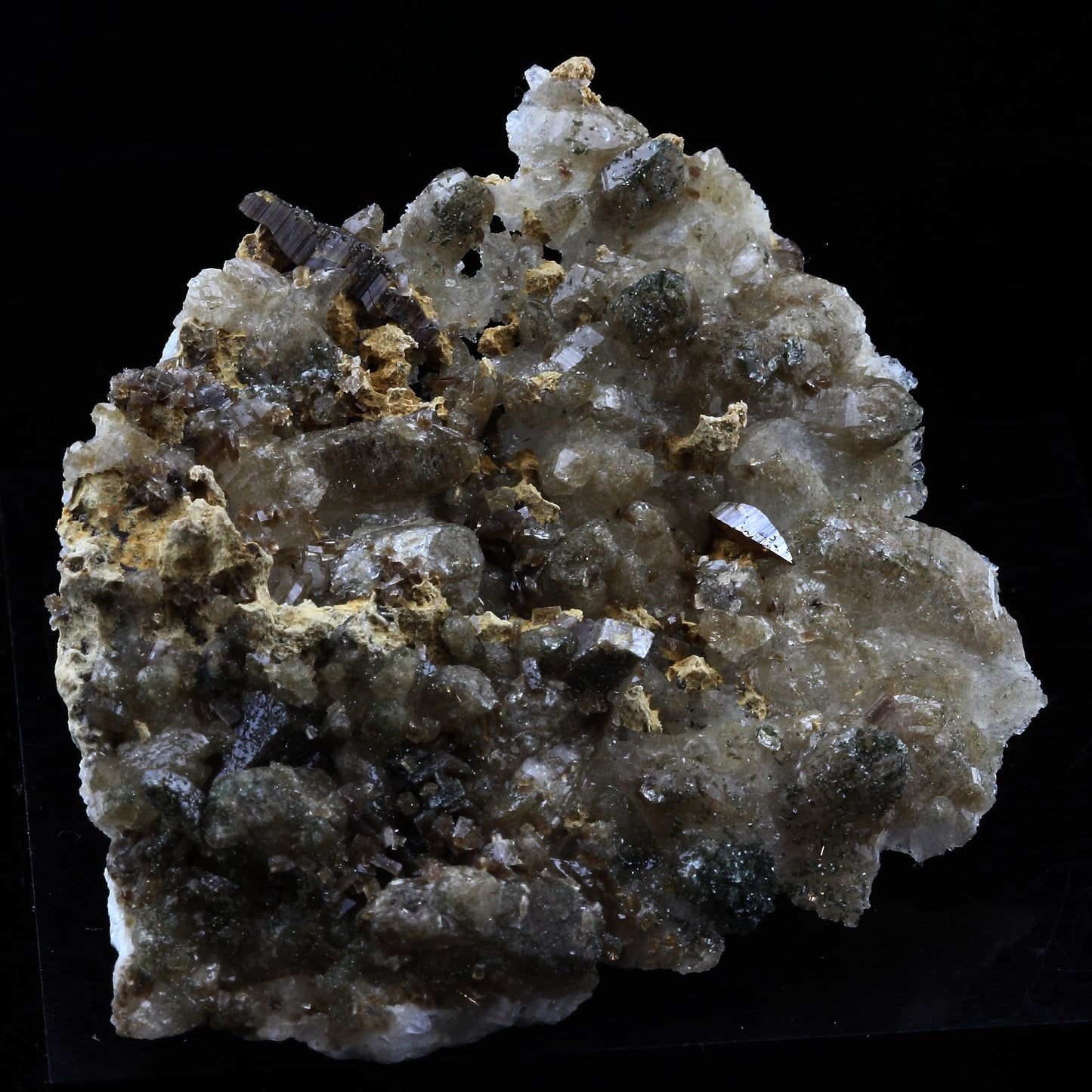 Anatase + Quartz. 77.0 carats. Entre Deux Roches, Massif de la Lauzière, France