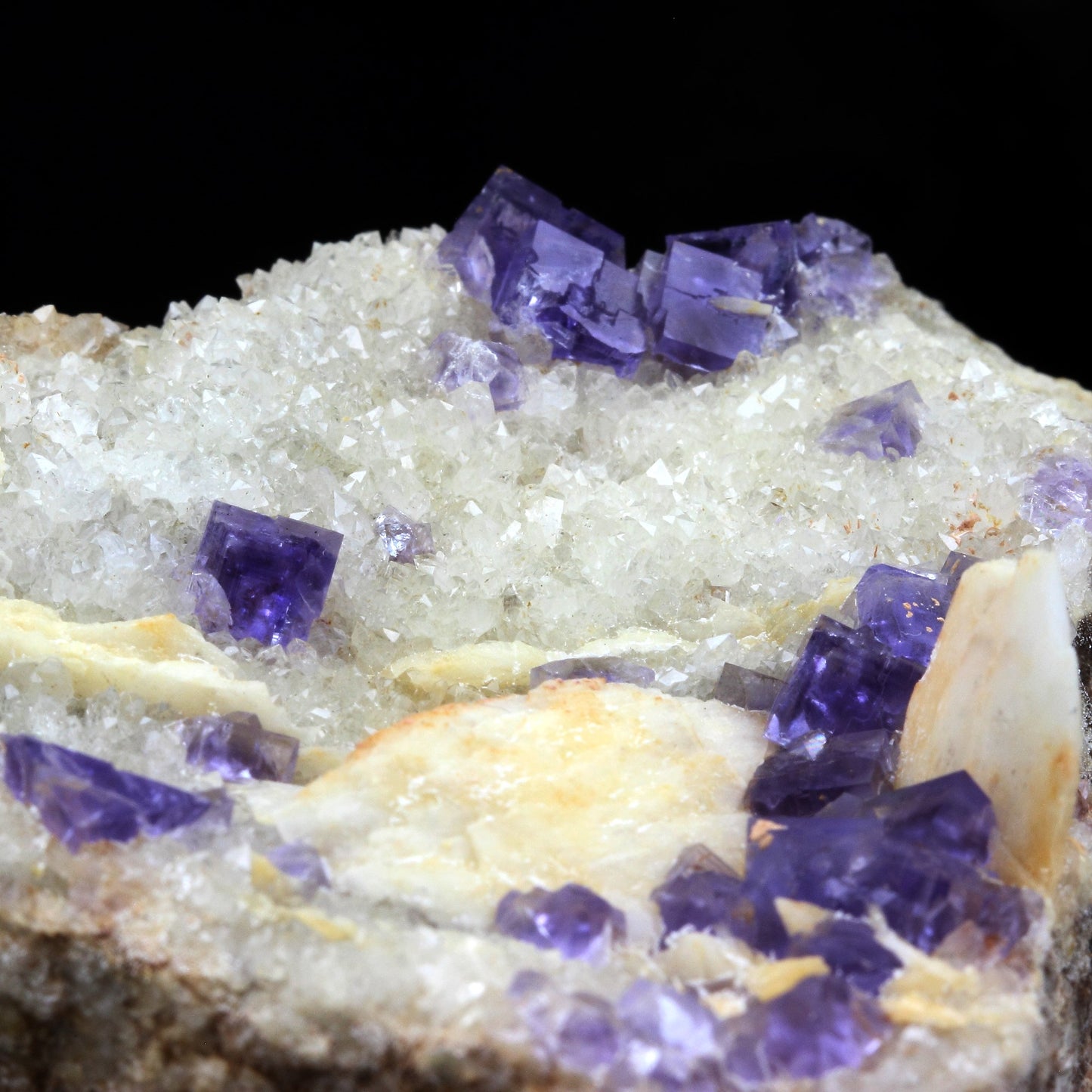 Fluorite + Baryte + Quartz. 994.0 carats. La Cabaña, Berbes, Asturias, Espagne