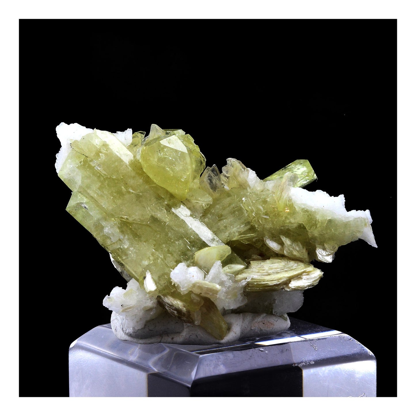 Brazilianite + Albite, 197.5 carats, Linópolis, Divino das Laranjeiras, Minas Gerais, Brésil