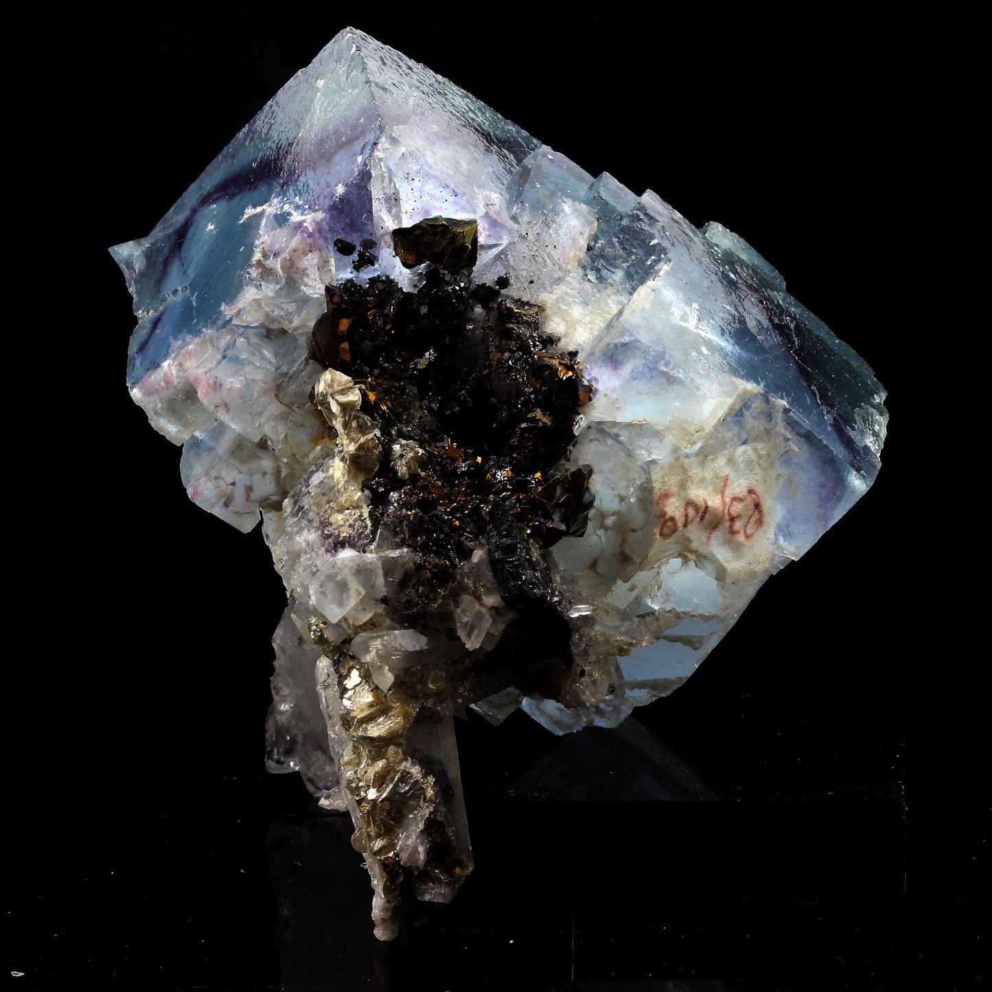 Fluorite + Quartz. 2034.0 carats. Taolin Mine, Linxiang, Hunan, Chine