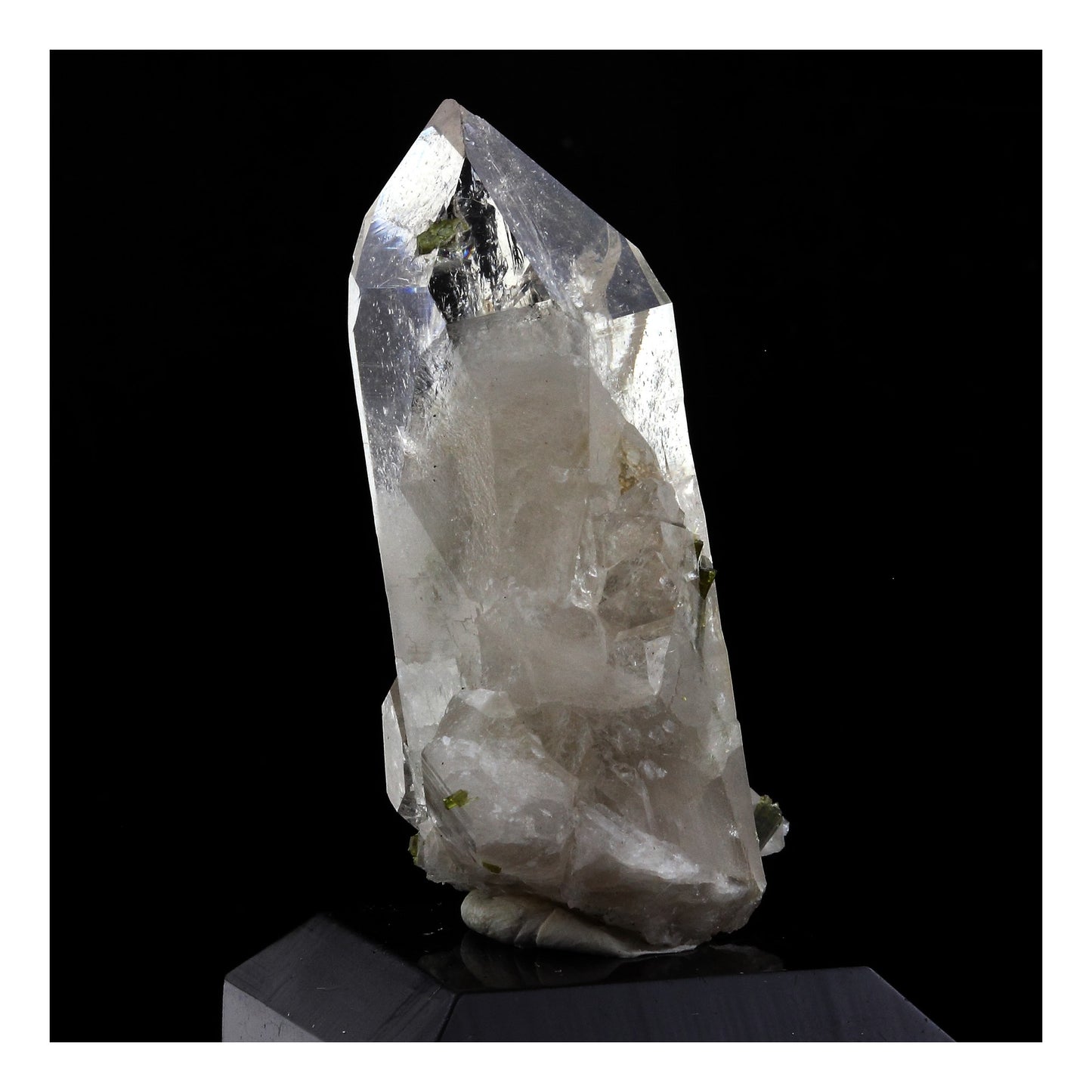 Quartz fumé + Epidote. 85.0 carats. Massif des Grandes Rousses, Isère, France