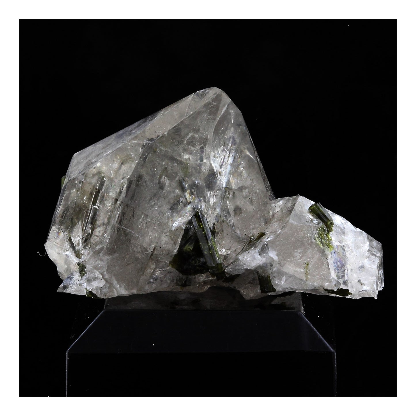 Quartz fumé + Epidote. 105.0 carats. Massif des Grandes Rousses, Isère, France
