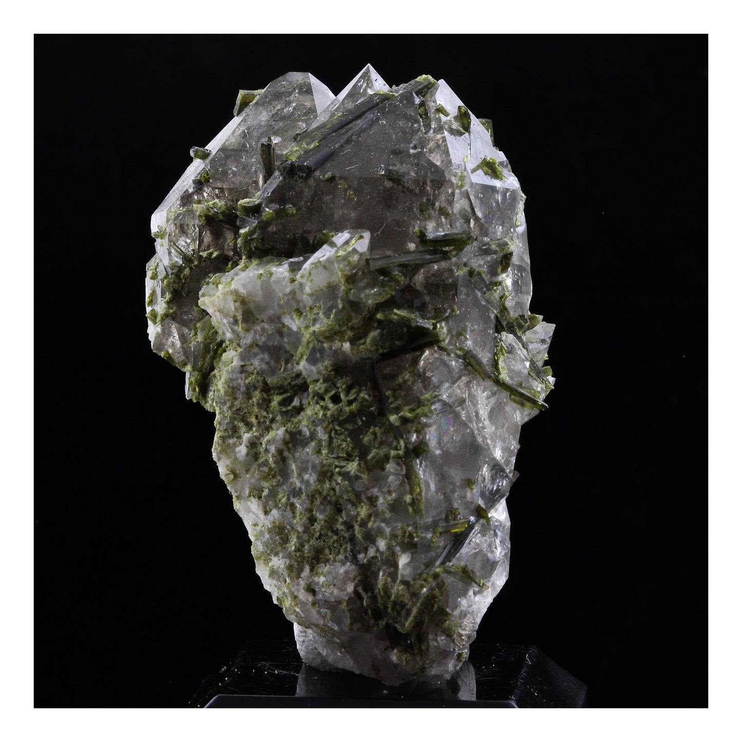 Quartz fumé + Epidote. 130.0 carats. Massif des Grandes Rousses, Isère, France