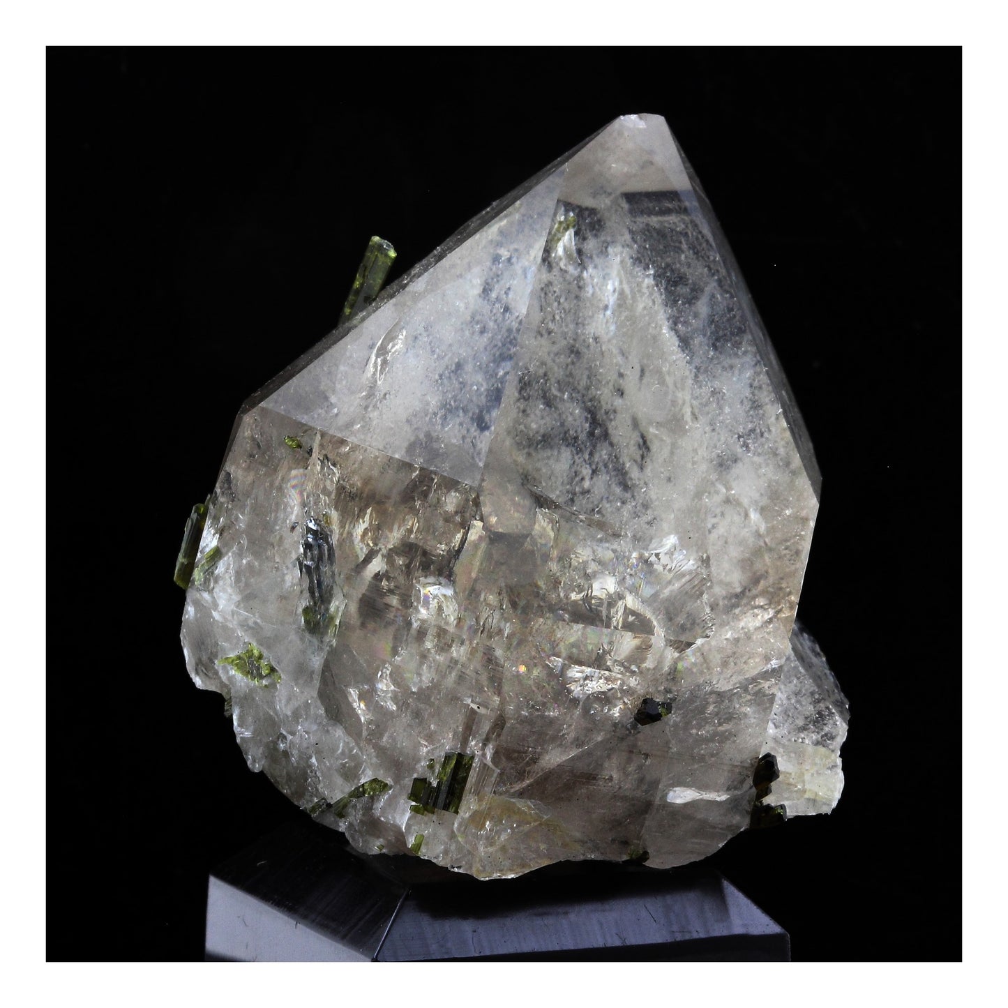 Quartz fumé + Epidote. 322.0 carats. Massif des Grandes Rousses, Isère, France
