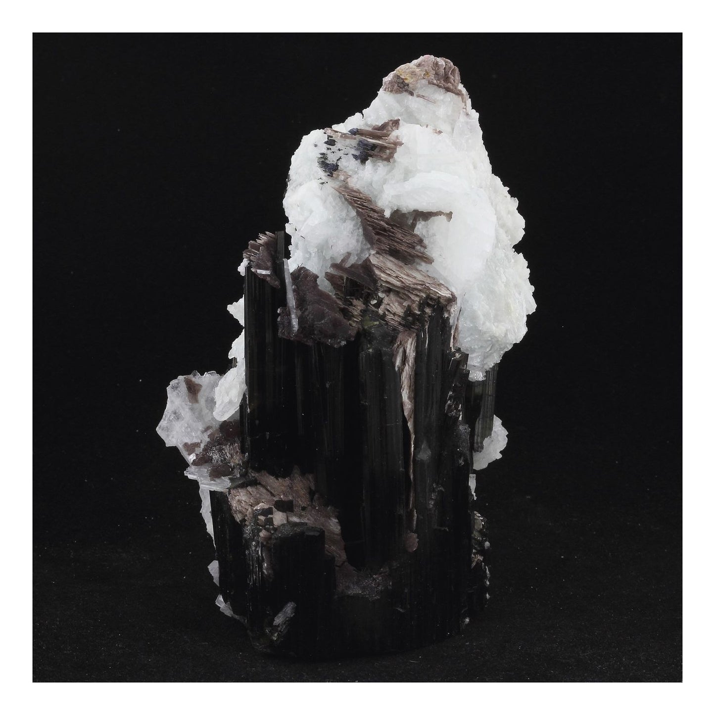 Cleavelandite + Tourmaline + Lepidolite en provenance de Pederneira mine, São José da Safira, Minas Gerais, Bresil