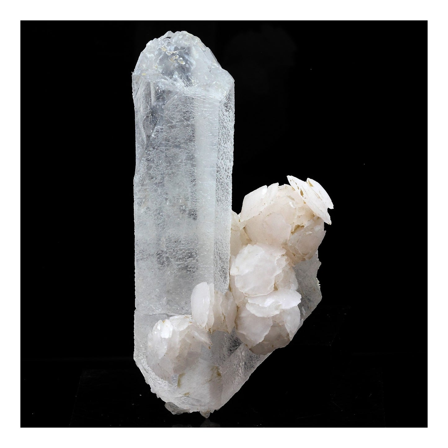 Calcite + Quartz. 194.0 carats. Chine