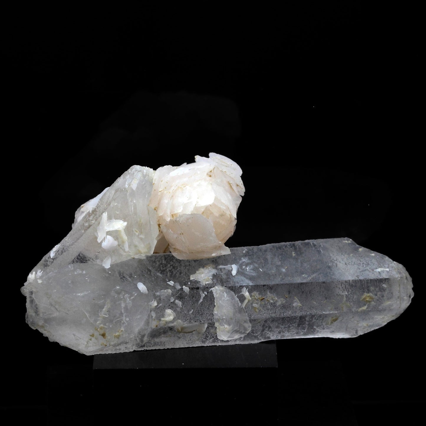 Calcite + Quartz. 194.0 carats. Chine