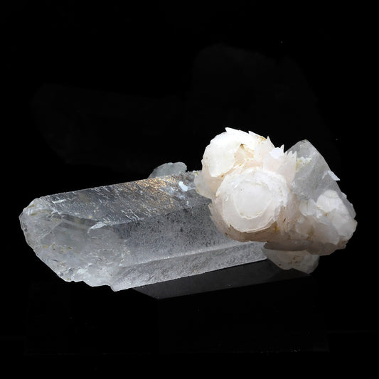 Calcite + Quartz. 194.0 carats. Chine