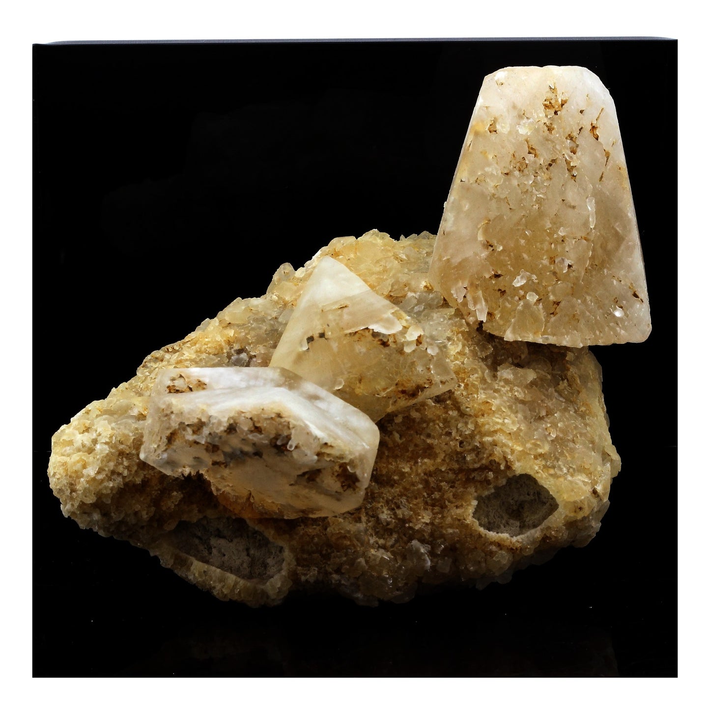 Calcite. 3452.0 carats. La Sambre Quarry, Landelies, Belgique