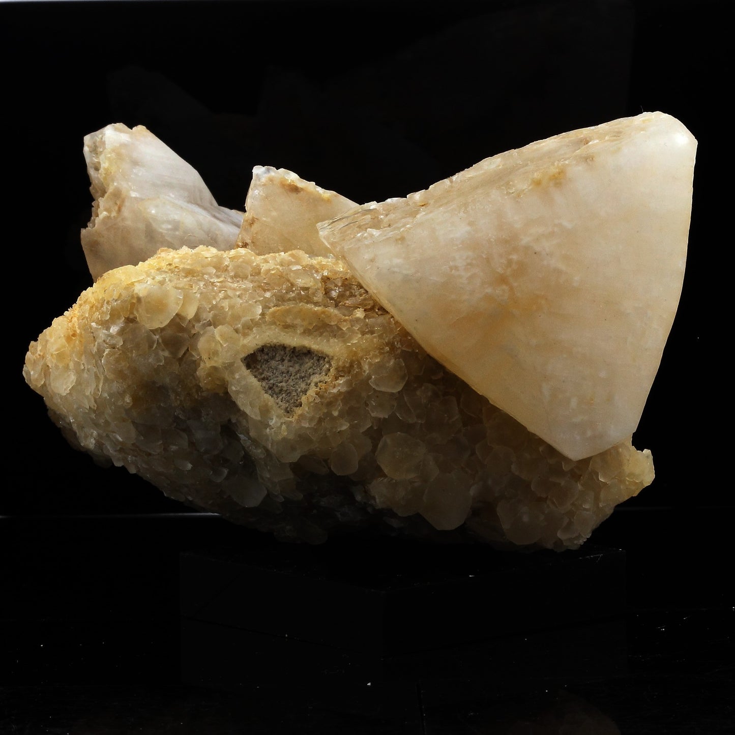 Calcite. 3452.0 carats. La Sambre Quarry, Landelies, Belgique
