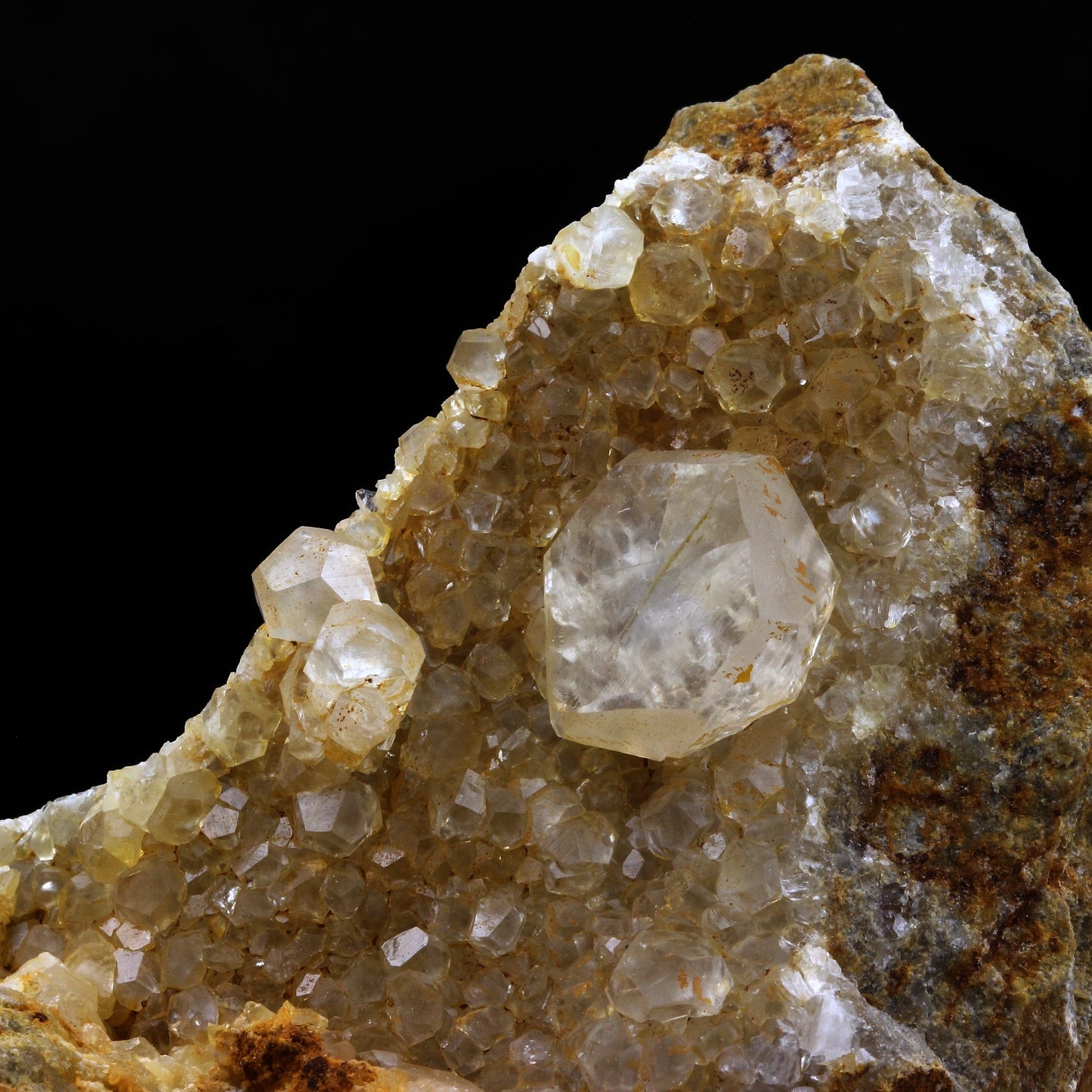 Calcite. 1722.0 carats. La Sambre Quarry, Landelies, Belgique