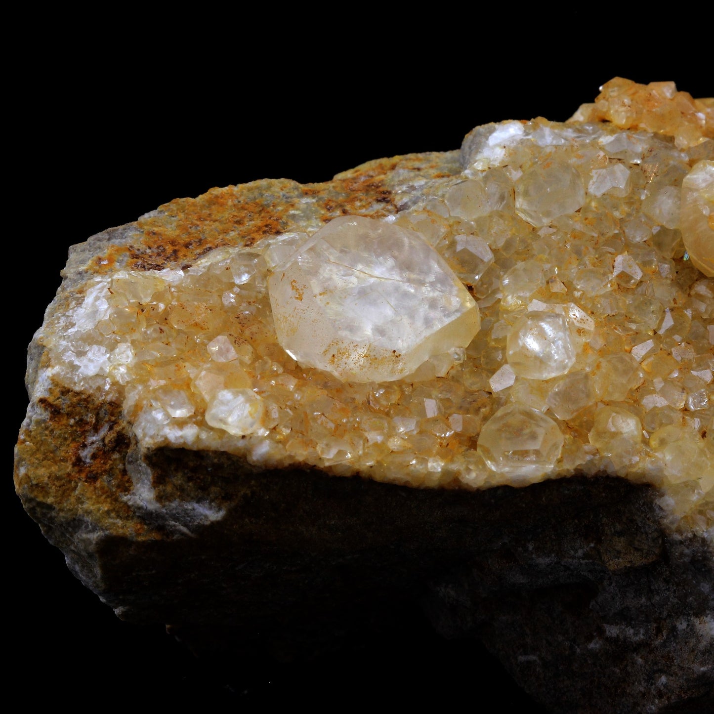 Calcite. 1722.0 carats. La Sambre Quarry, Landelies, Belgique