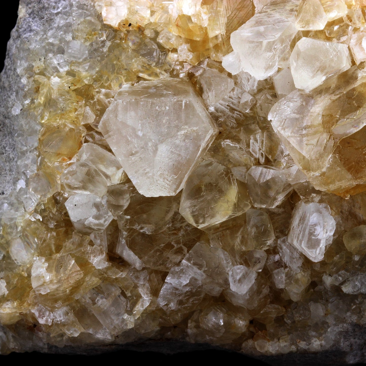 Calcite. 2379.0 carats. La Sambre Quarry, Landelies, Belgique
