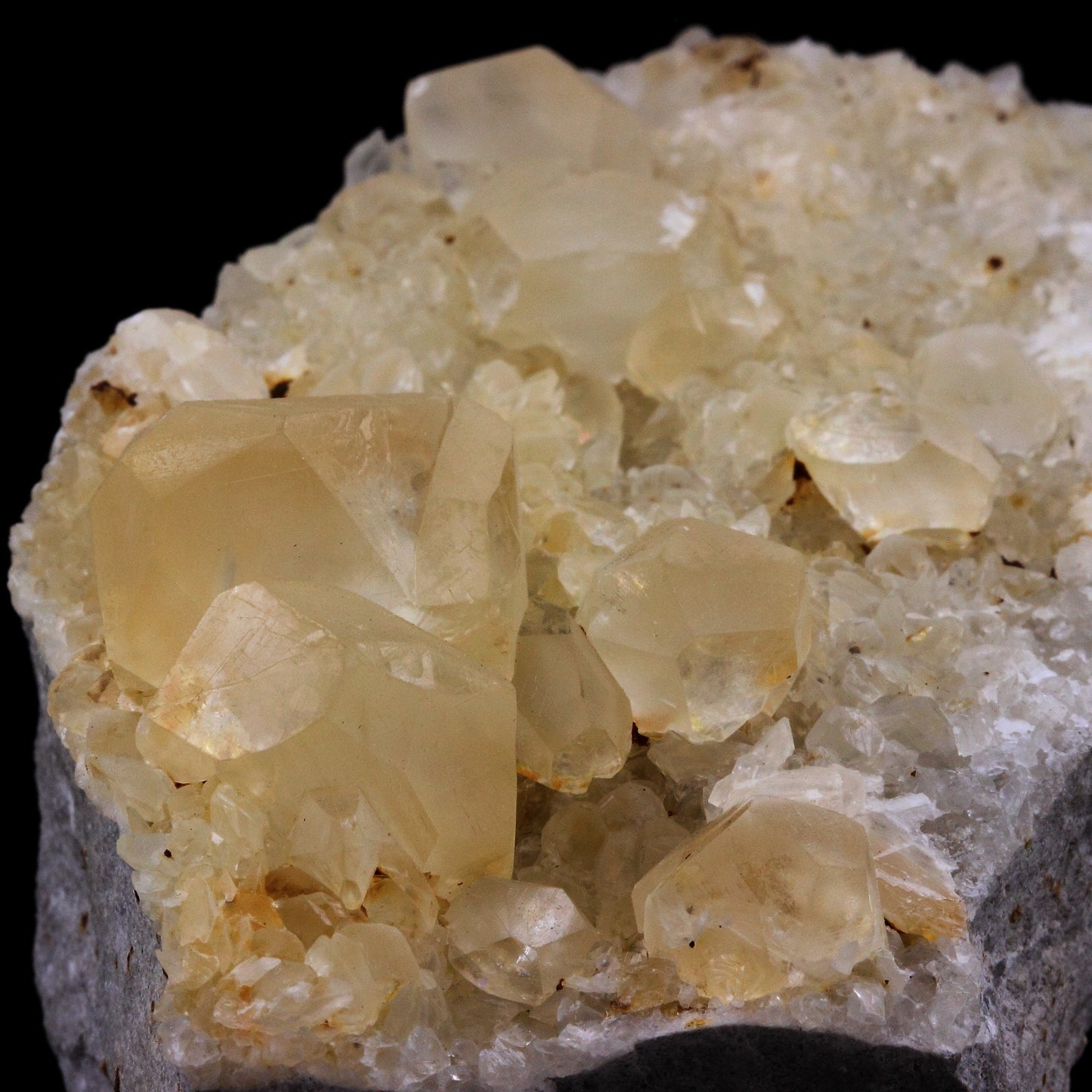 Calcite. 1864.0 carats. La Sambre Quarry, Landelies, Belgique