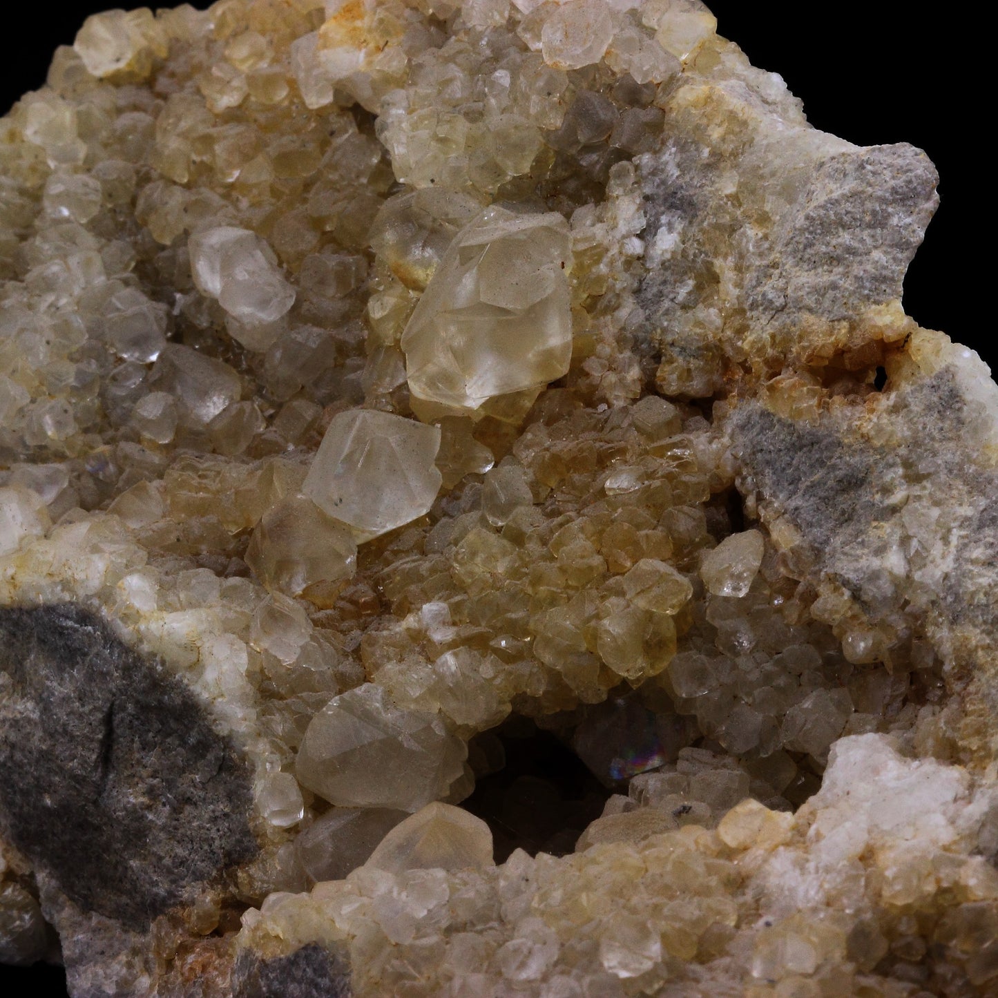 Calcite. 2938.0 carats. La Sambre Quarry, Landelies, Belgique