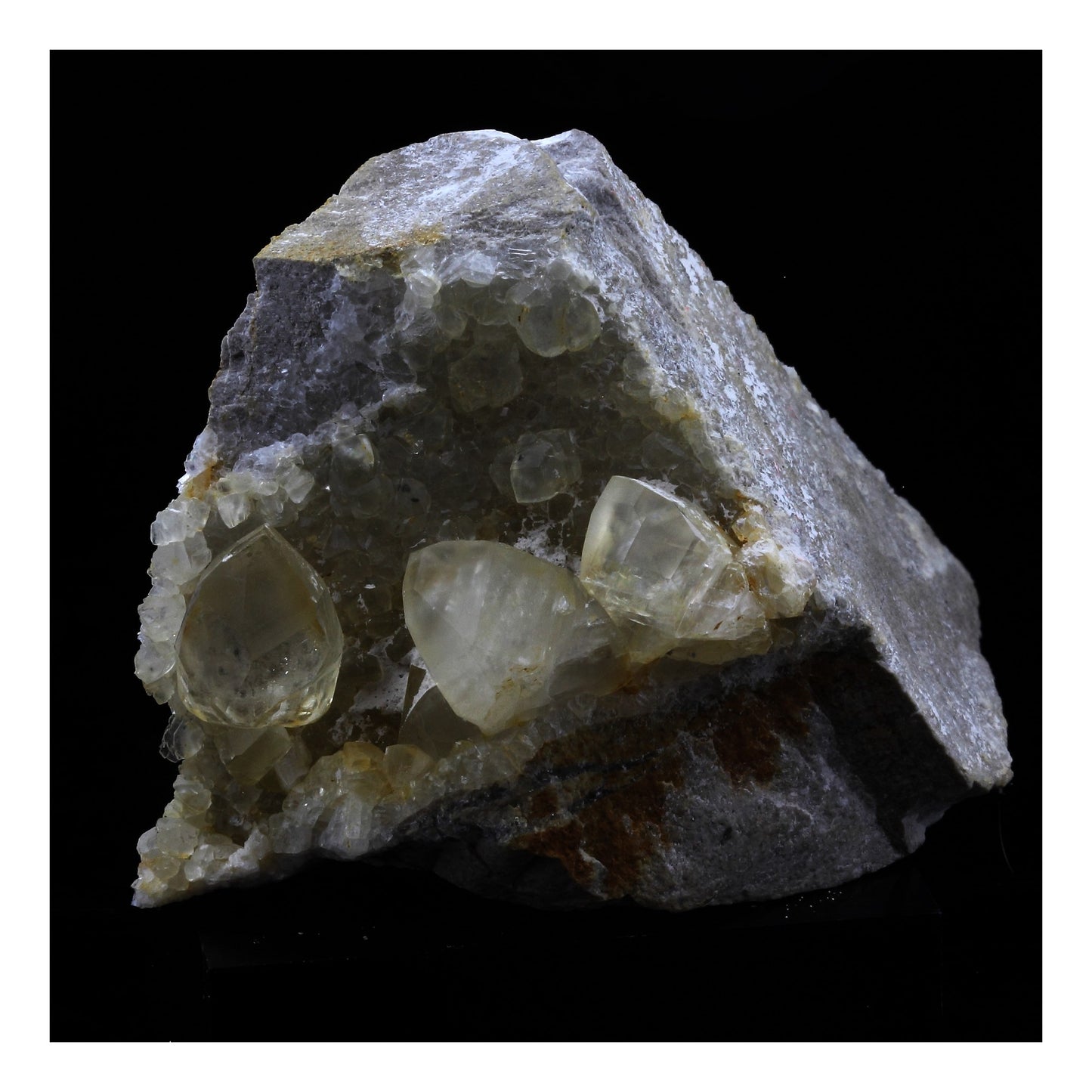 Calcite. 647.0 carats. La Sambre Quarry, Landelies, Belgique