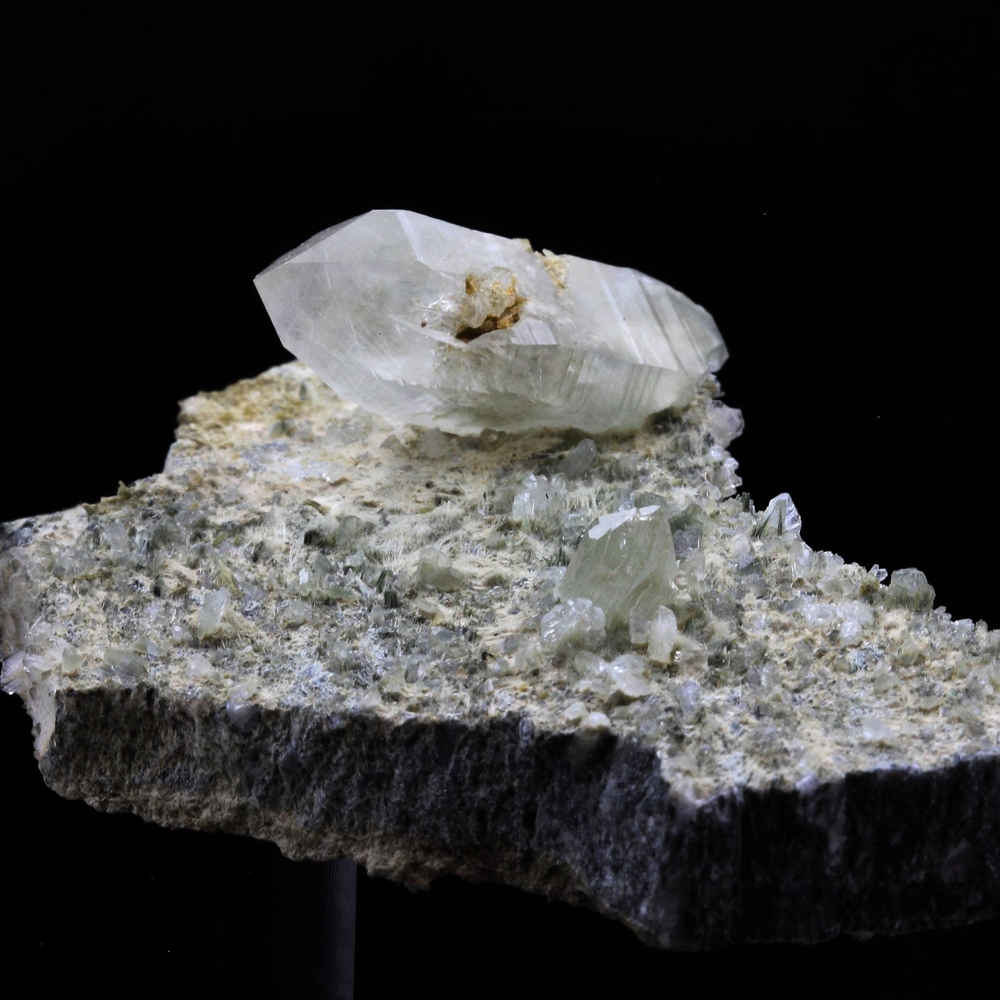 Quartz Biterminé à inclusions de Byssolite. 252.0 carats. La Rampe des Commères, Le Bourg-d'Oisans, Isère, Auvergne-Rhône-Alpes, France
