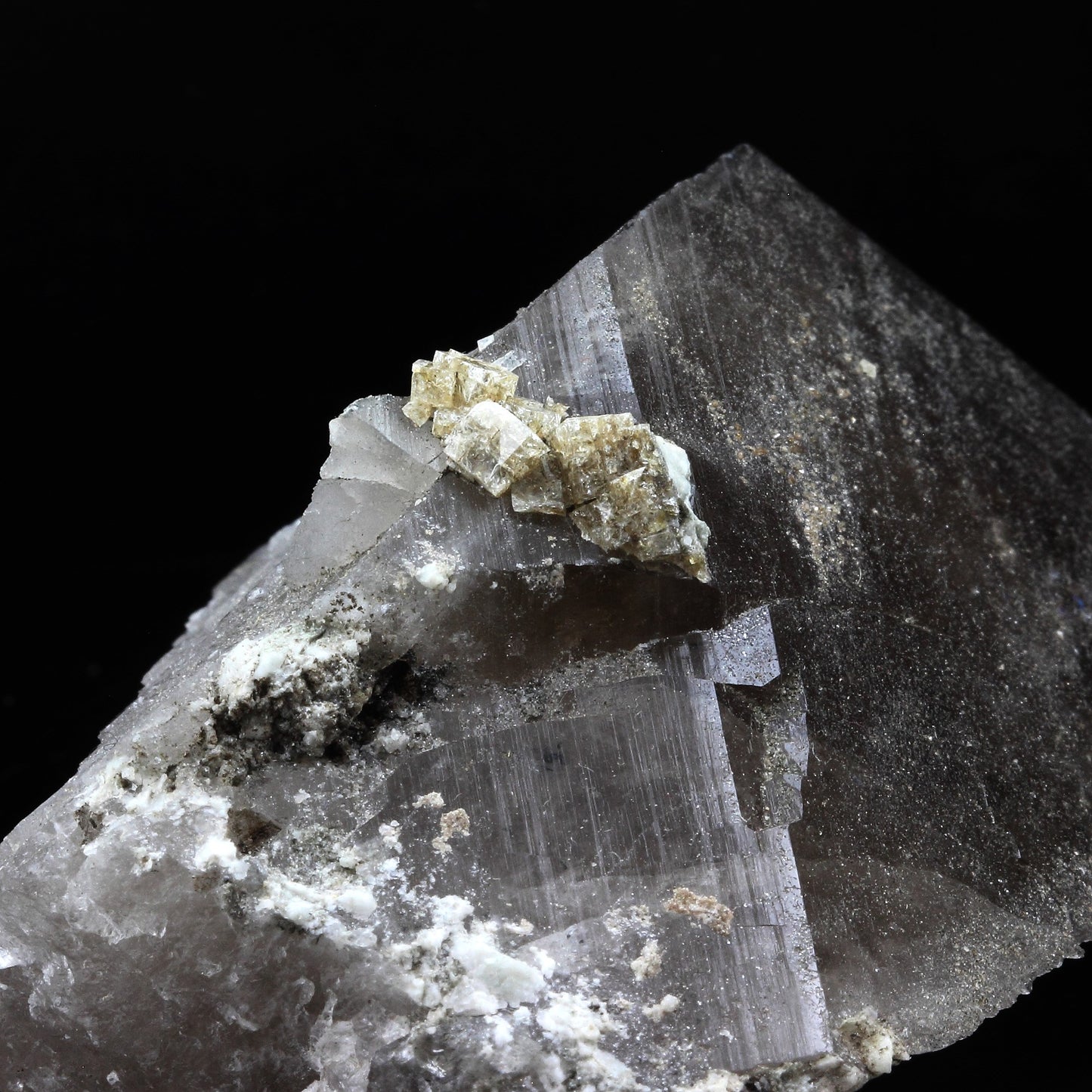 Quartz fumé + Chabazite. 679.0 carats. Galmihorn, Valais, Suisse