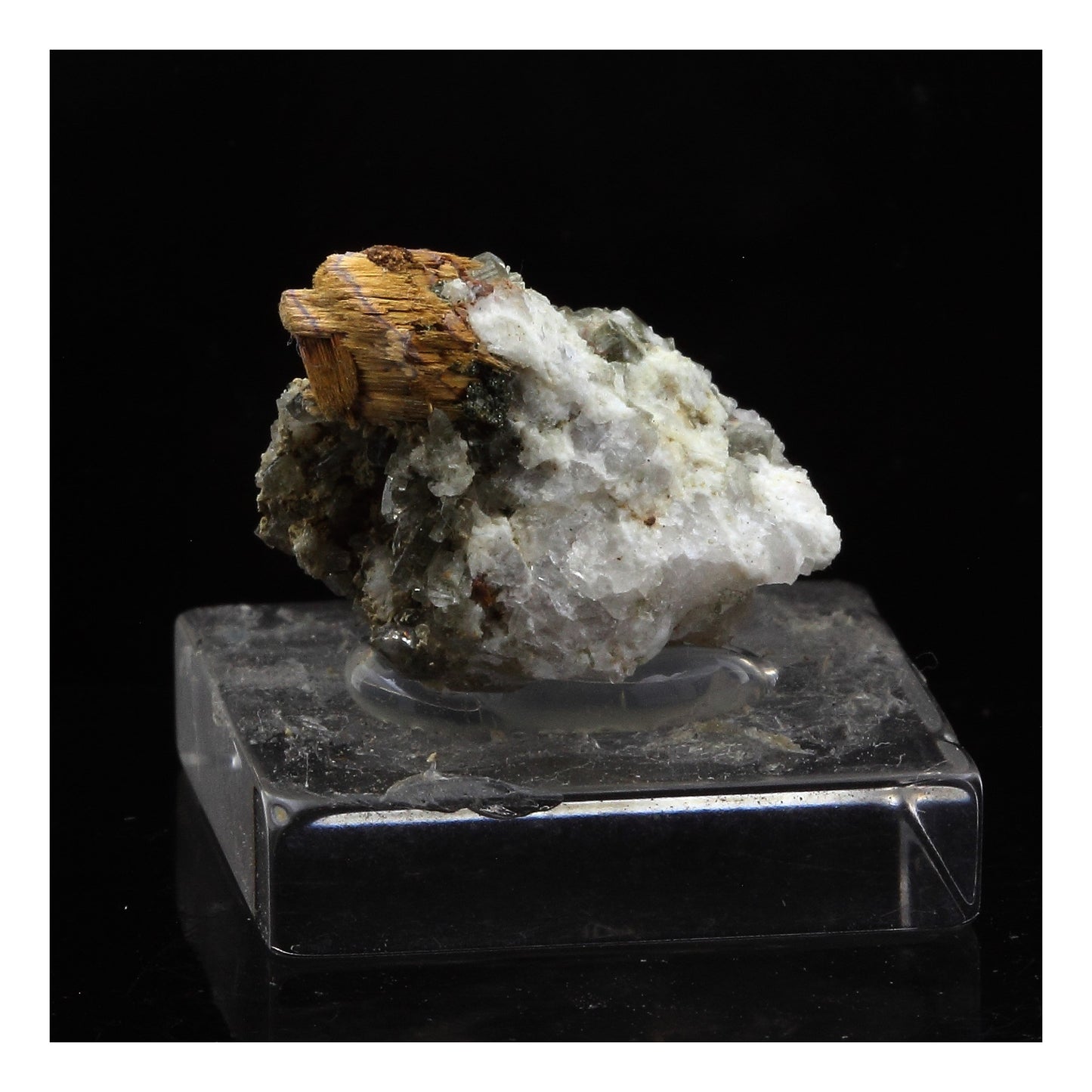 Anatase pseudomorphosée en Rutile. 24.0 carats. La Lauzière, Savoie, France