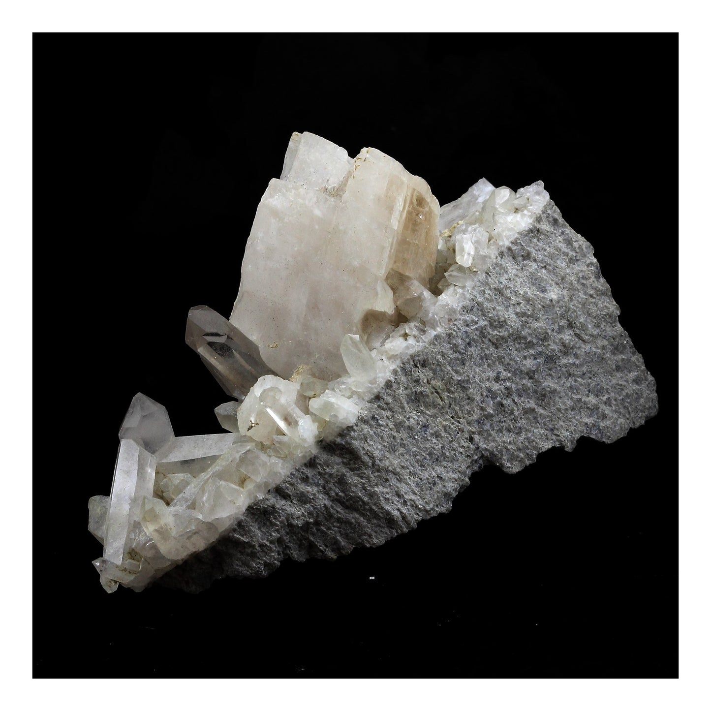 Quartz + Calcite. 1085.0 carats. Plan du Lac, Oisans, Savoie, France
