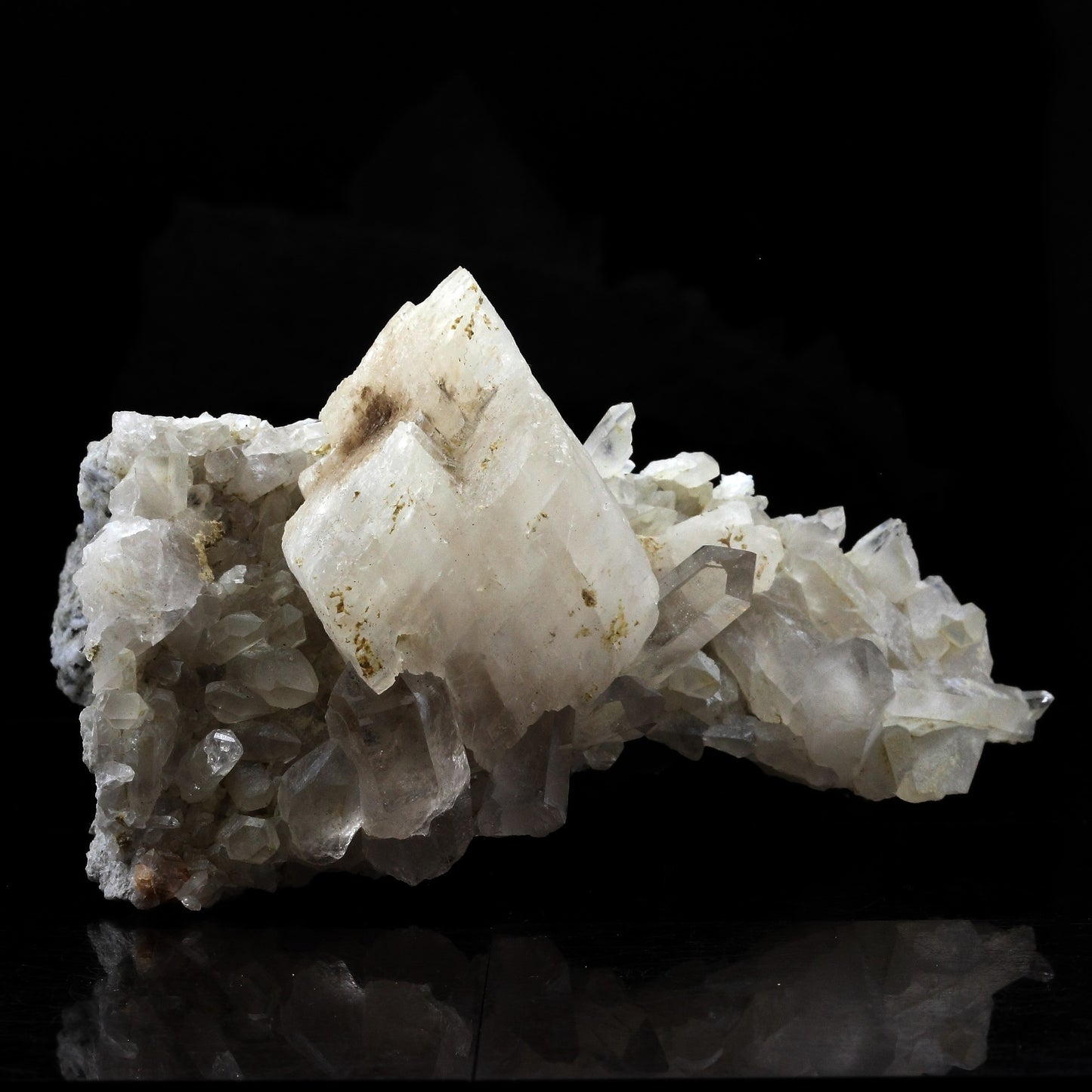 Quartz + Calcite. 1085.0 carats. Plan du Lac, Oisans, Savoie, France