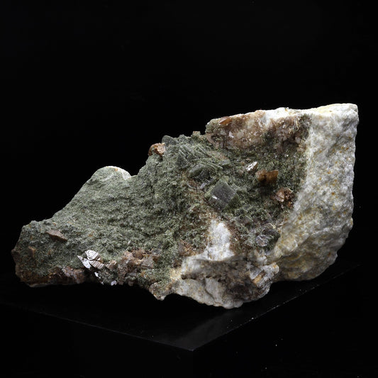 Anatase. Entre Deux Roches, Massif de la Lauzière, France