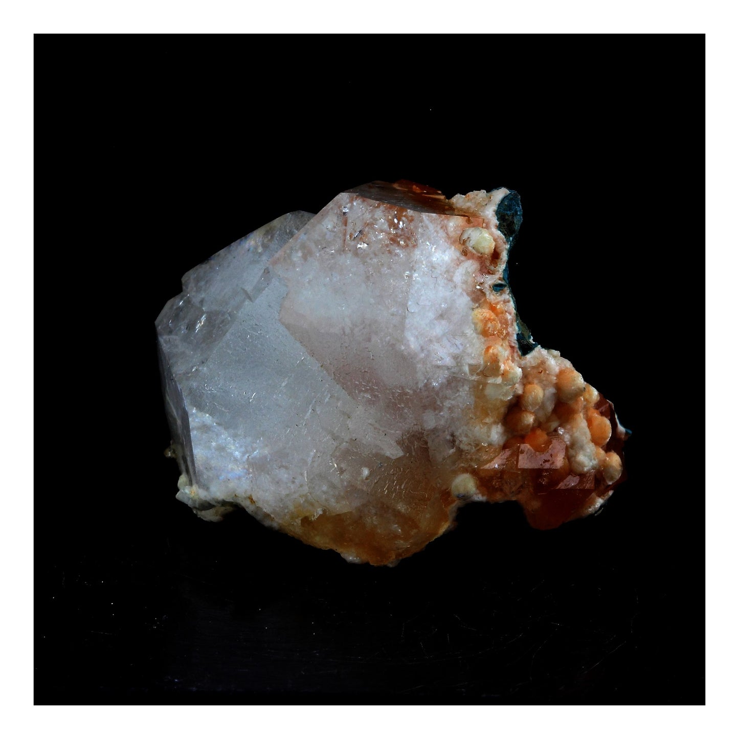 Apophyllite. 83.0 carats. En provenance de Vambori, Rahuri, Inde