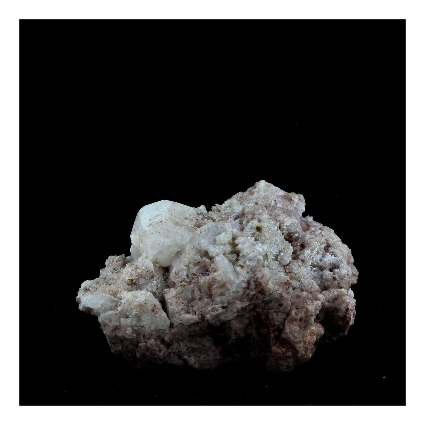 Analcime. 179.0 carats. L'Hermie, Saint-Parthem, France