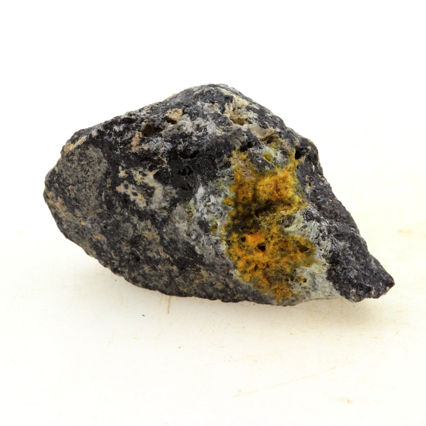 Plumbotsumite + Mimetite + Cerussite. 108.0 carats. Les Molérats, Saint-Prix, France