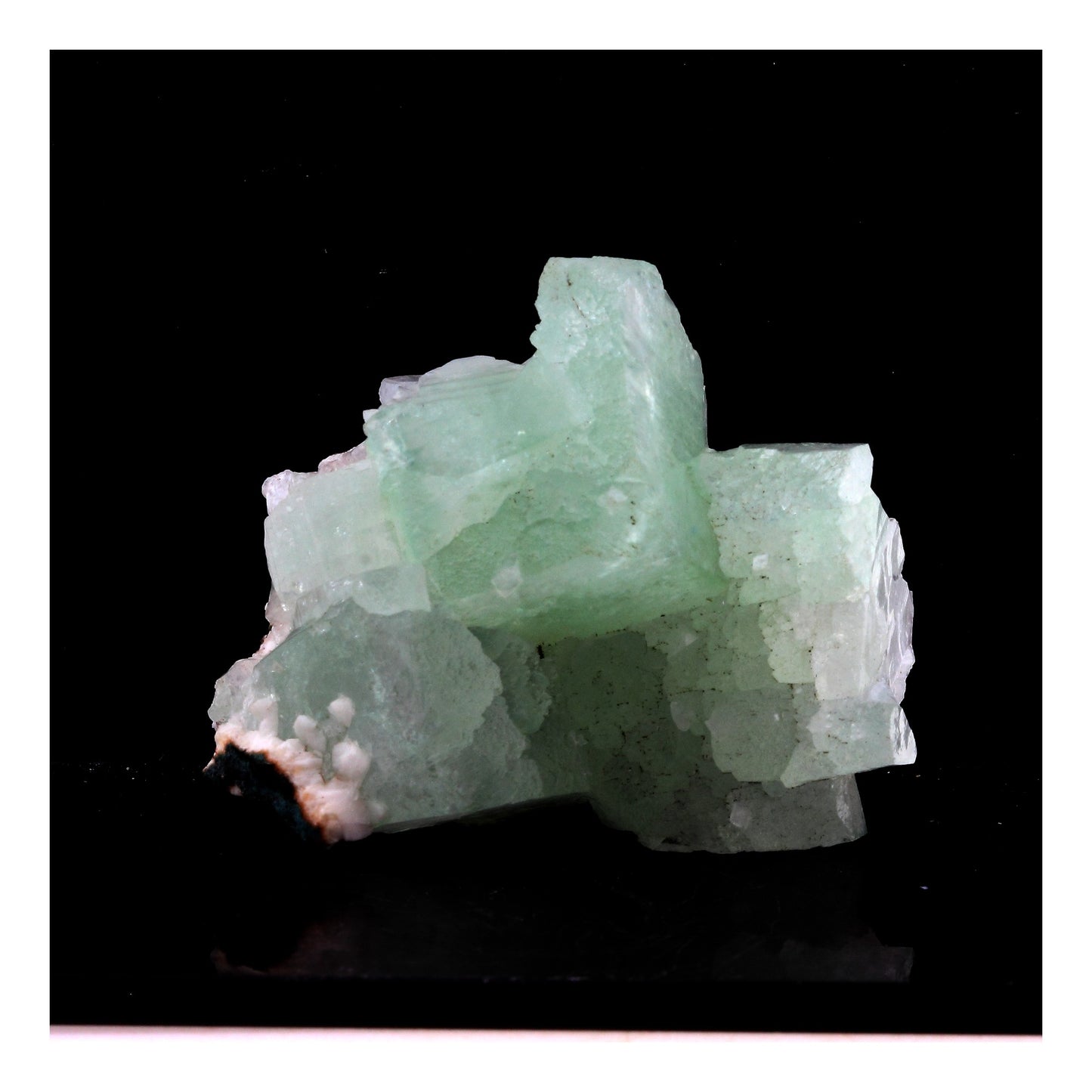 Apophyllite + Calcite. 265.0 carats. Lonavala, Pune, Maharashtra, Inde