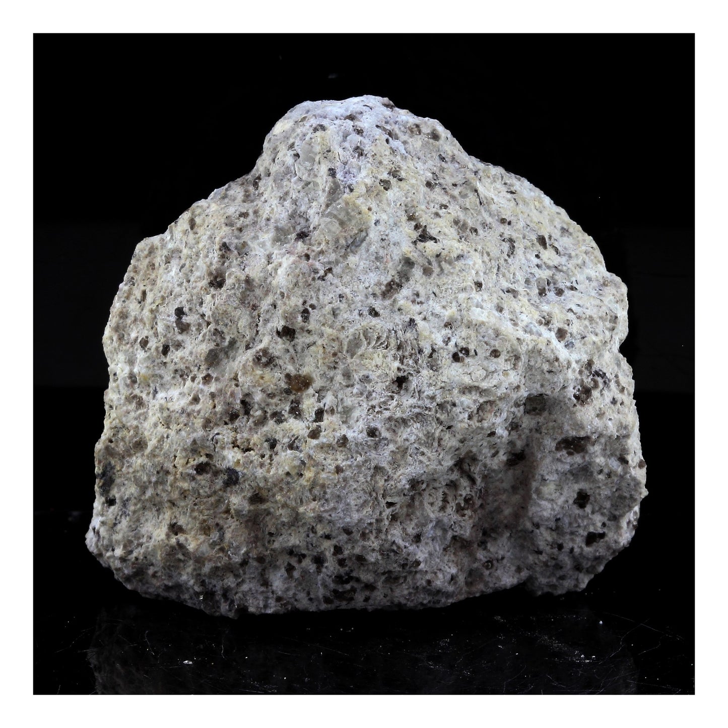 Rhyolite + Topaze. 280.0 carats. Thomas Range, Utah, USA